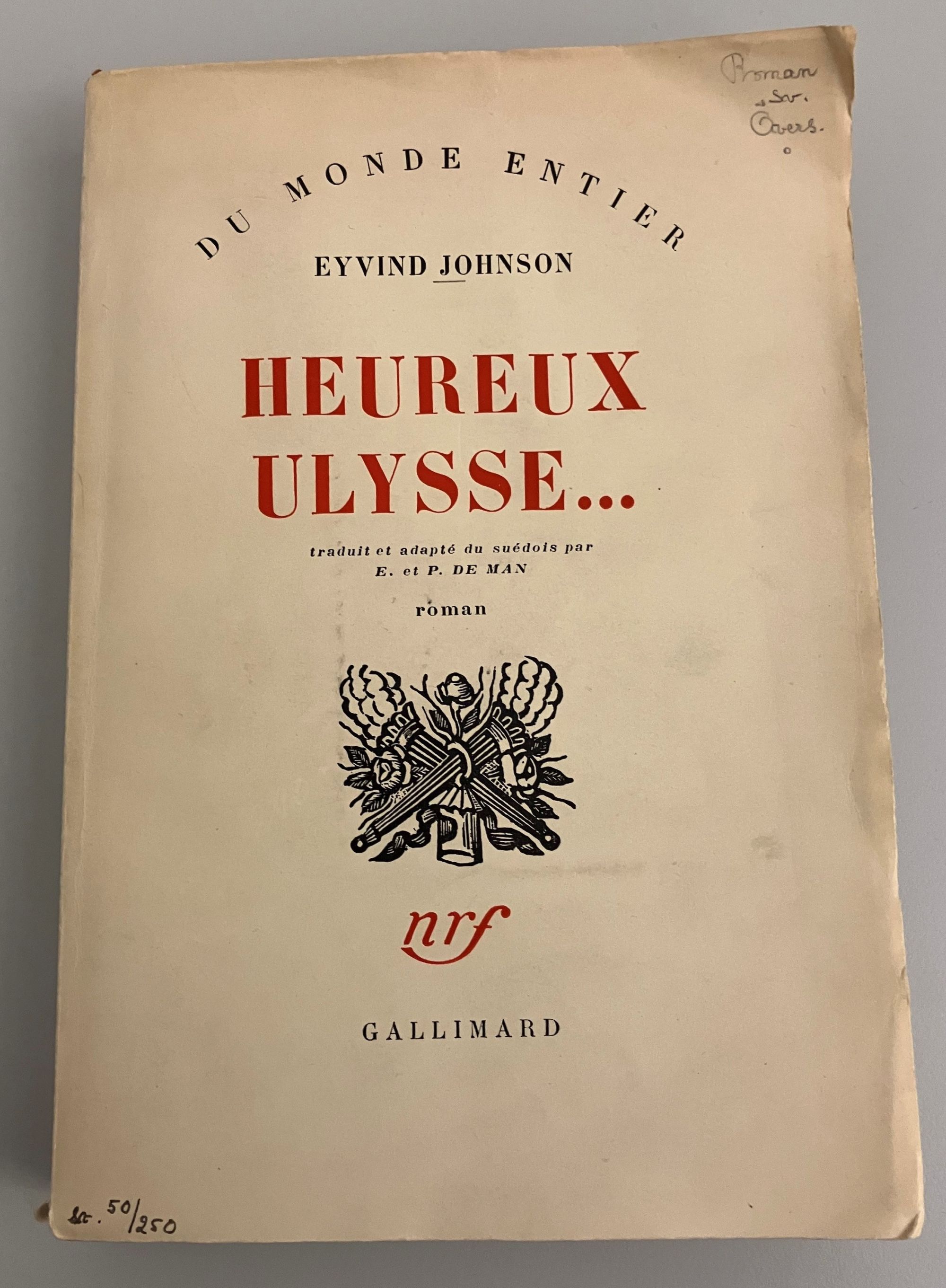 Färgfoto av omslaget till en häftad bok med röd och svart text på franska och en svart förlagslogotyp