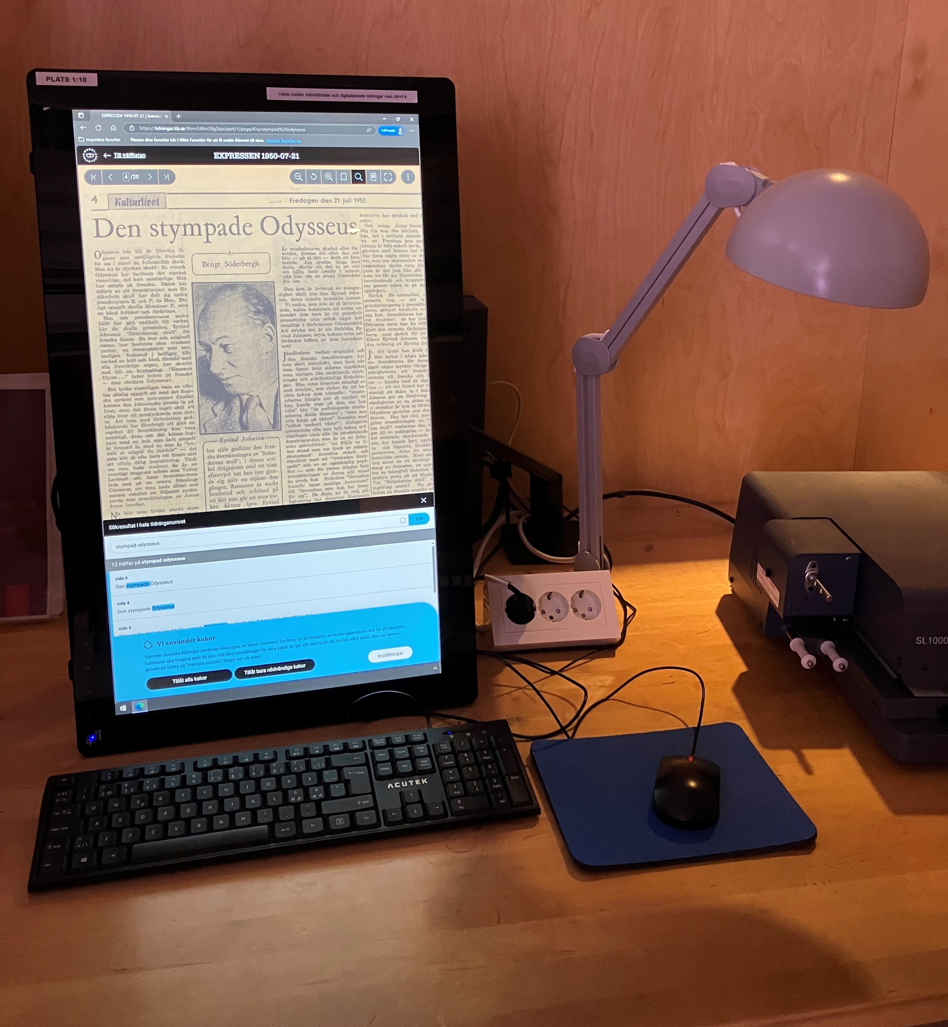 Färgfoto av en skärm som visar en digitaliserad gulnad tidningssida