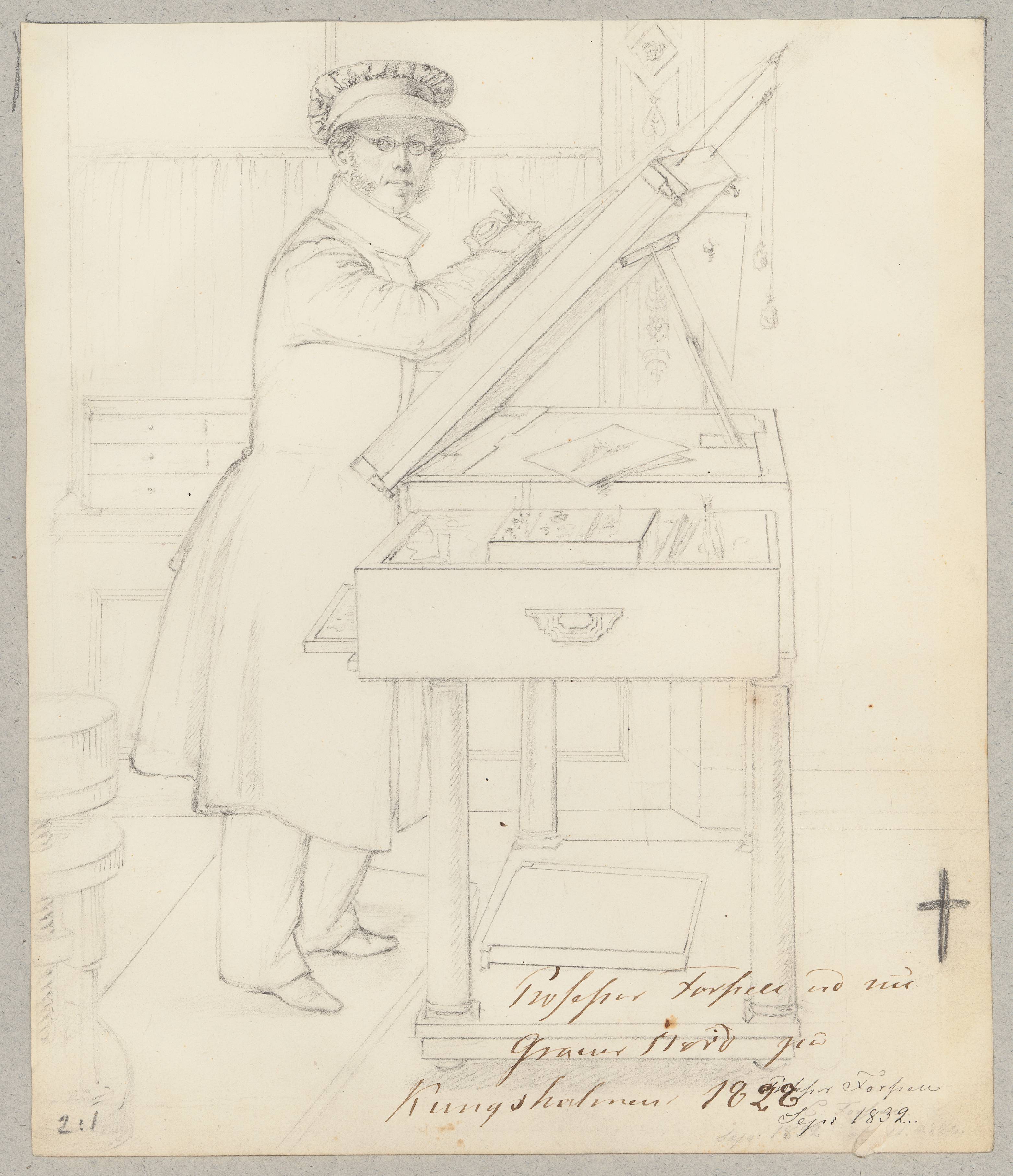 Blyertsteckning av en man med lång rock och keps som arbetar stående vid ett högt bord.