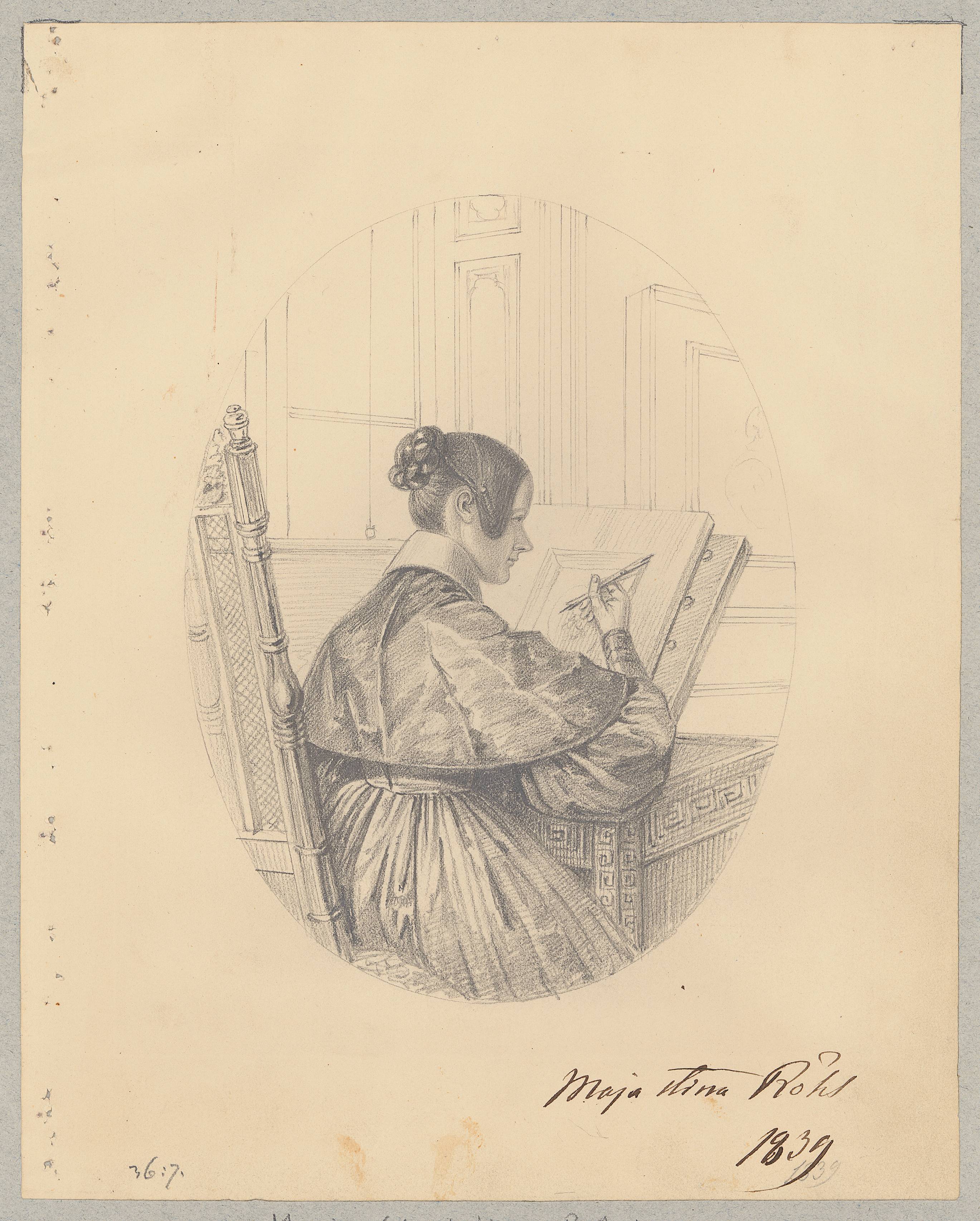 Blyertsteckning av en ung kvinna som sitter och ritar vid ett bord, med ryggen vänd åt betraktaren.