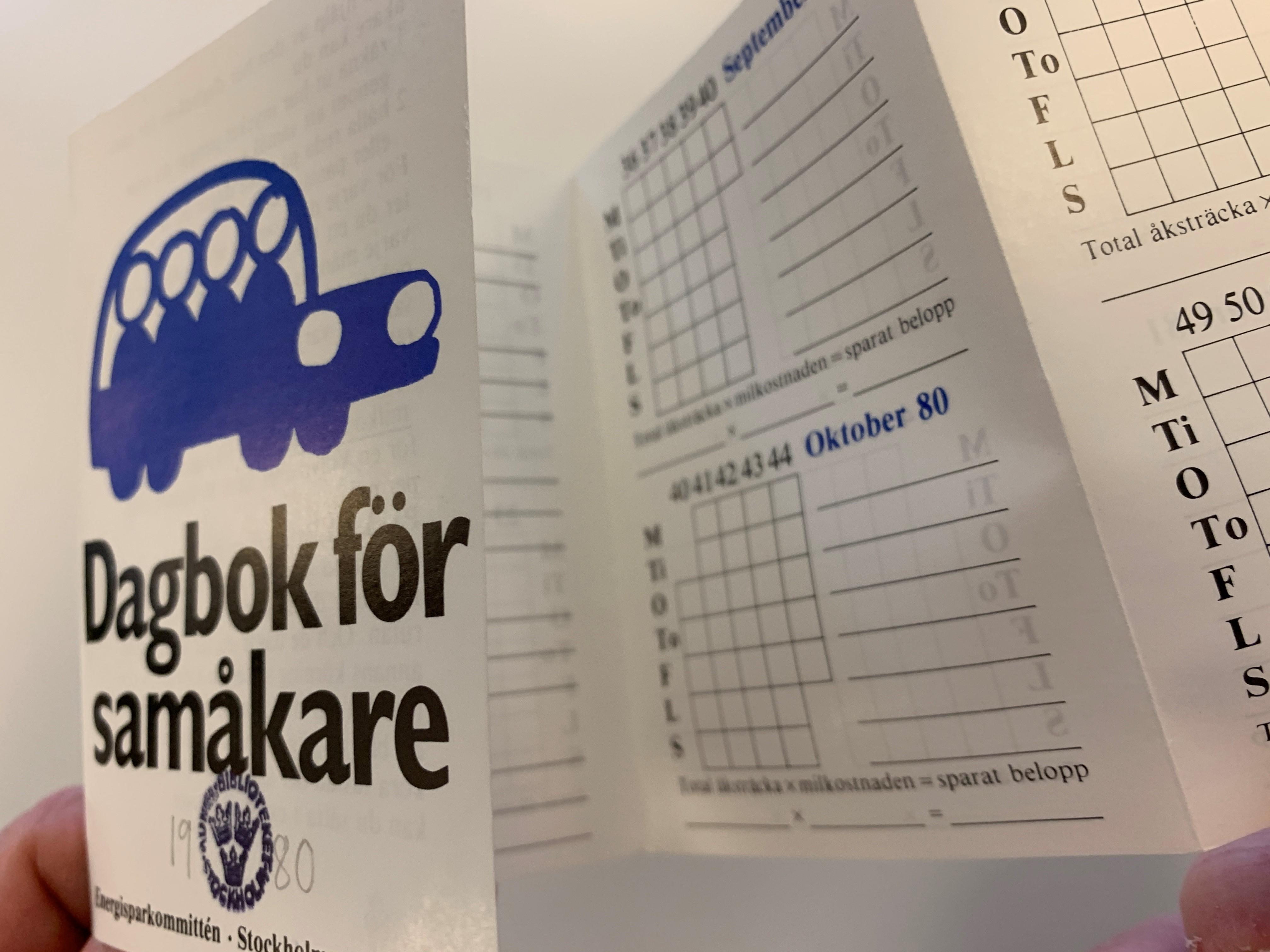 En utfällbar folder med texten Dagbok för samåkare med en tecknad blå bil på framsidan och ett ifyllningsbart schema inuti
