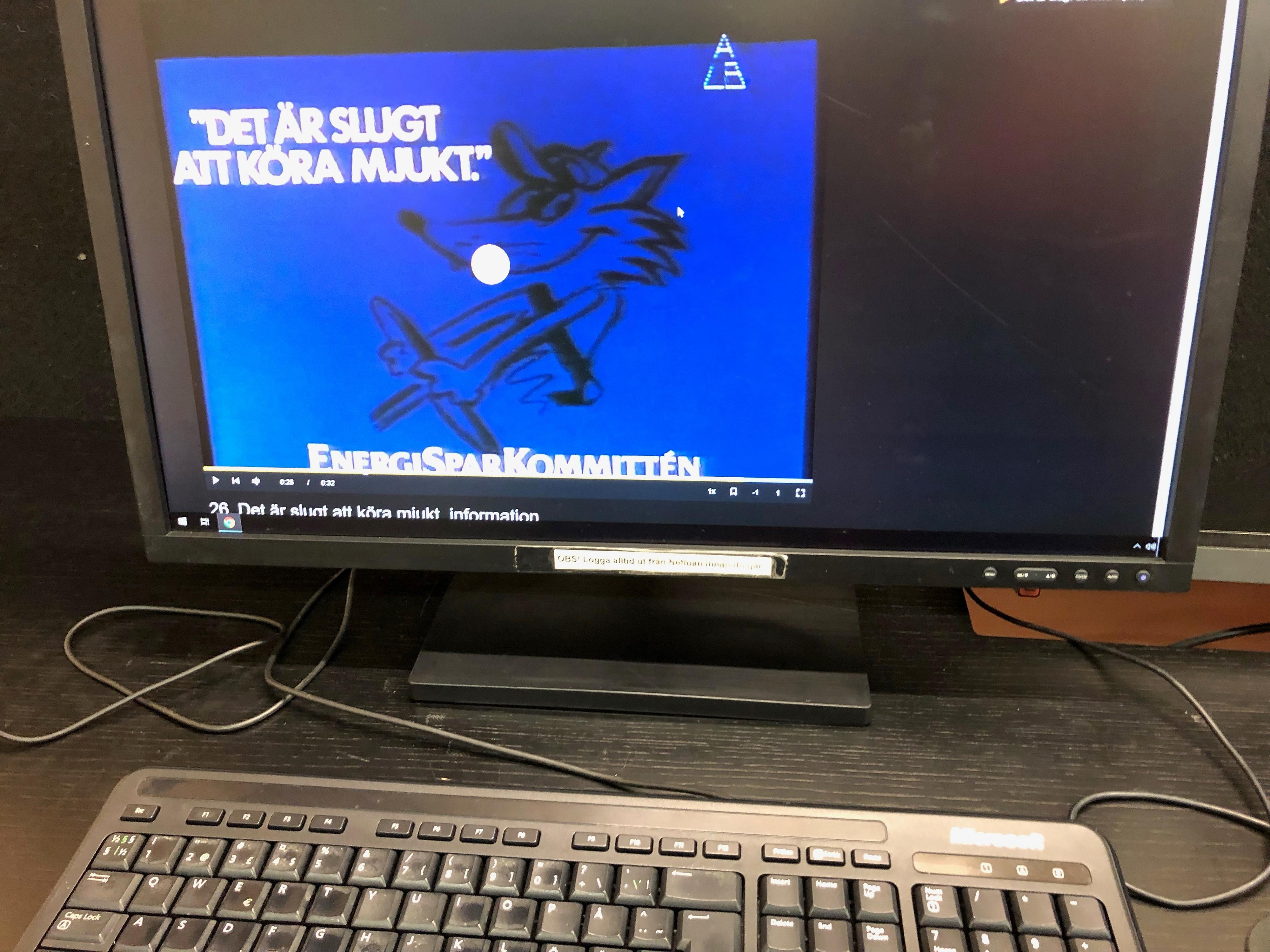 Tangentbord och datorskärm med tecknad filmbild med varg och texten "Det är slugt att köra mjukt"