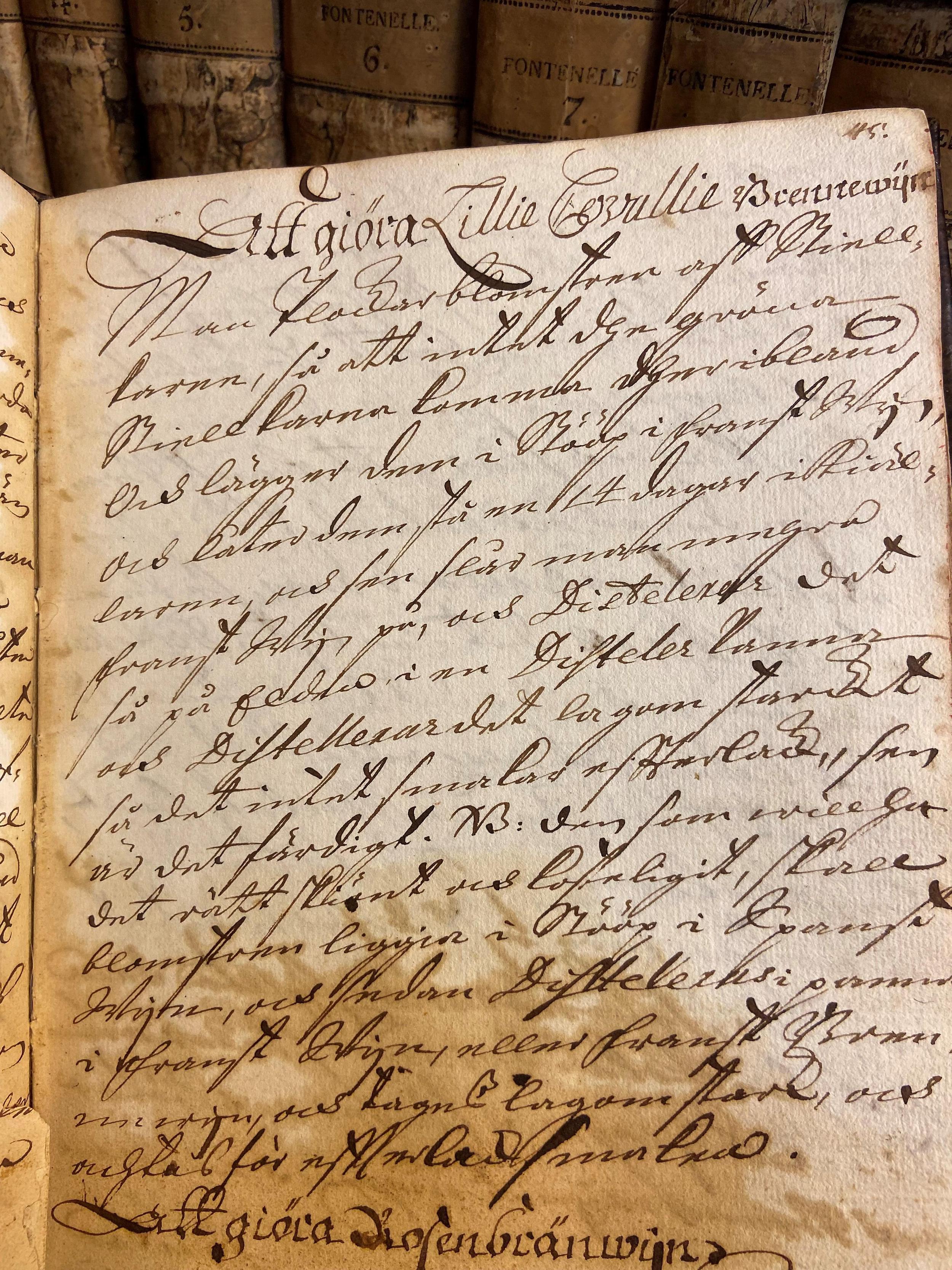 En sida i en handskriven kokbok som visar ett recept på liljekonvalj-brännvin.