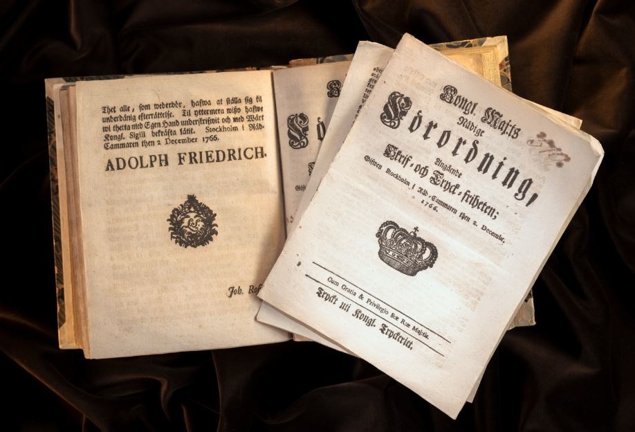 Gammal publikation med gulnat papper och text som berättar att detta är tryckfrihetsförordningen från 1766.