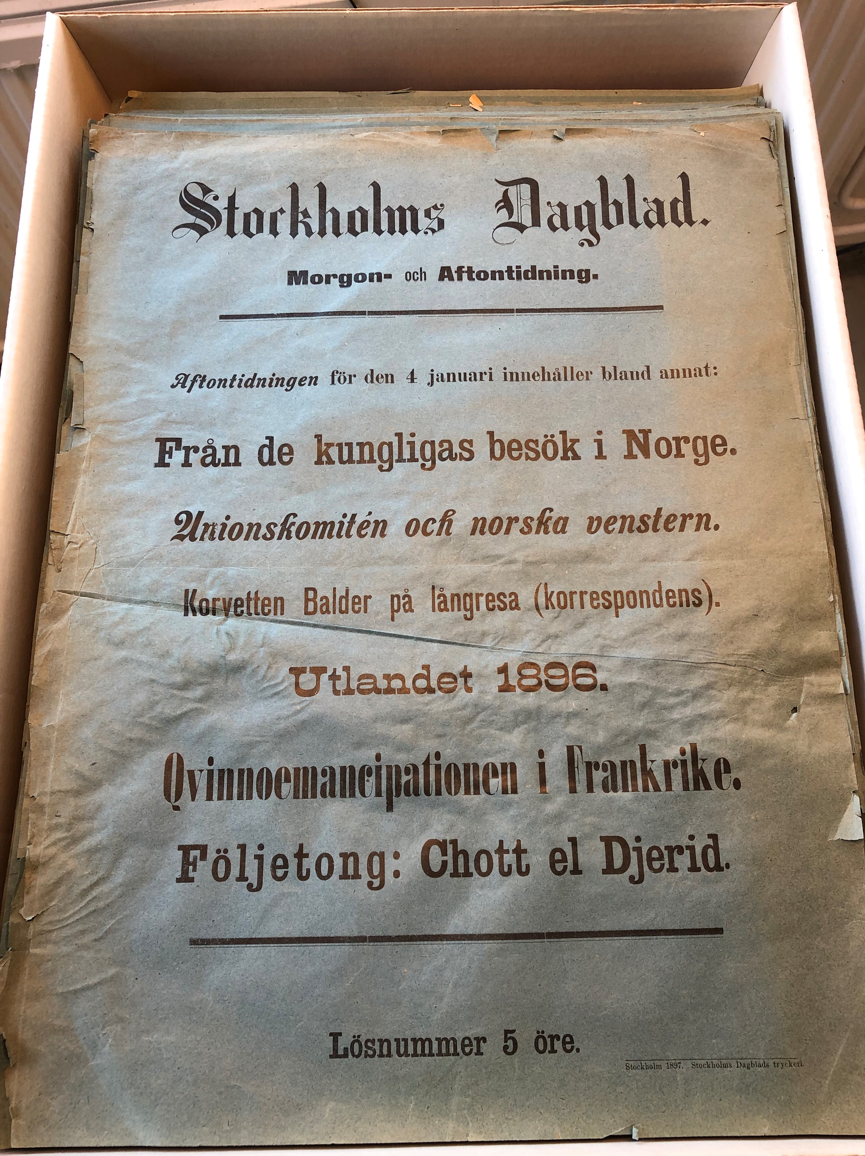 Sliten blå löpsedel. Text: Stockholms Dagblad Morgon- och Aftontidning.