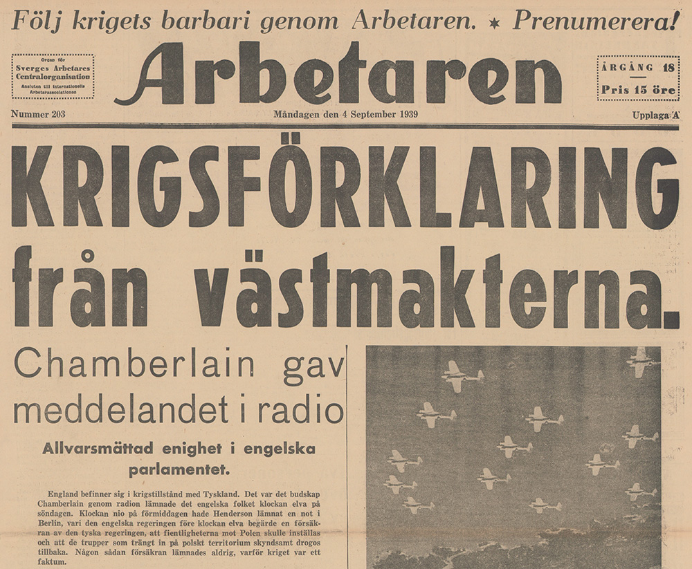 Tidningssida i svartvitt, med rubriken "Krigsförklaring från västmakterna. Chamberlain gav meddelandet i radio".