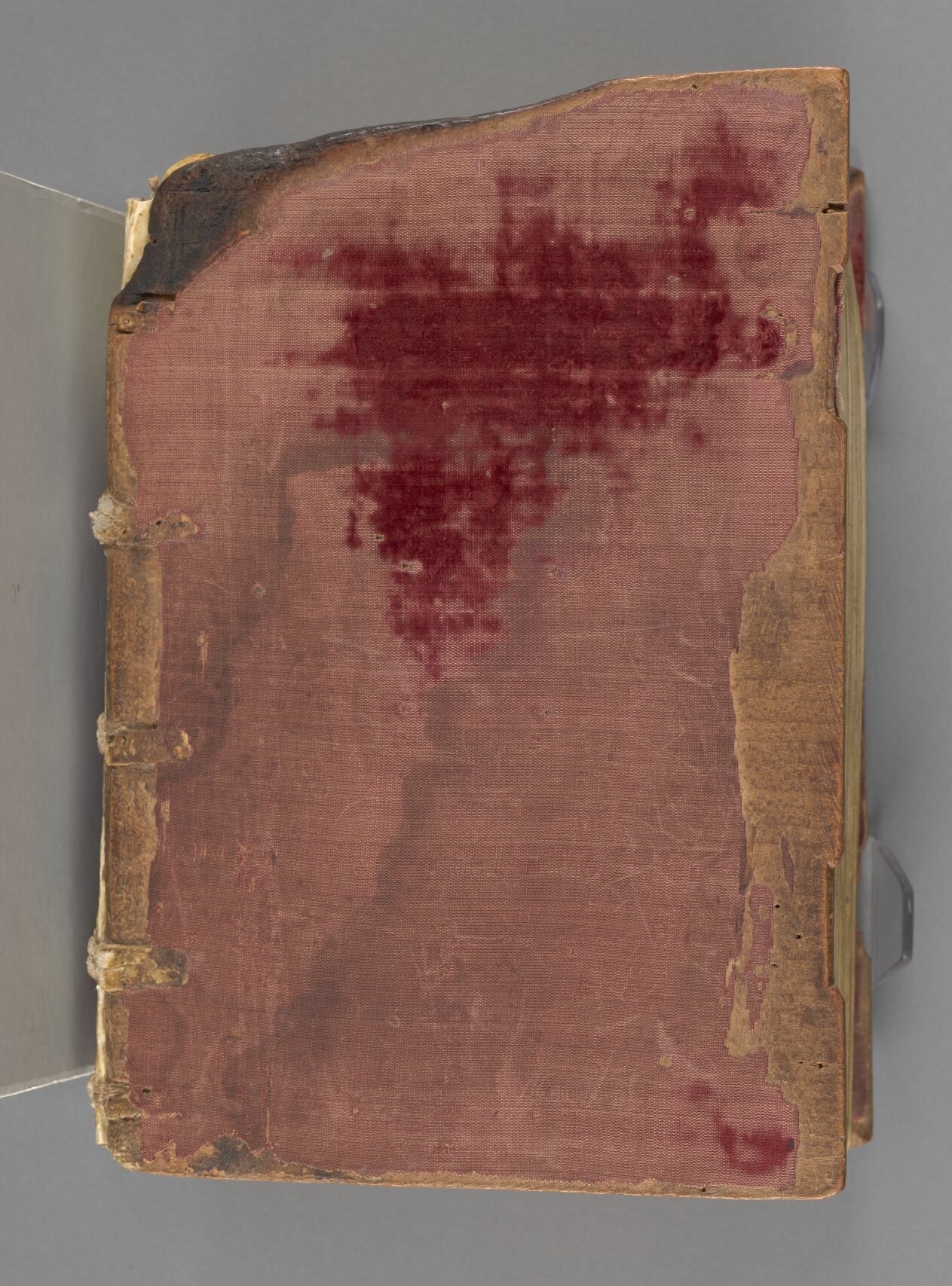 En bok inbunden i slitet rött silkestyg.