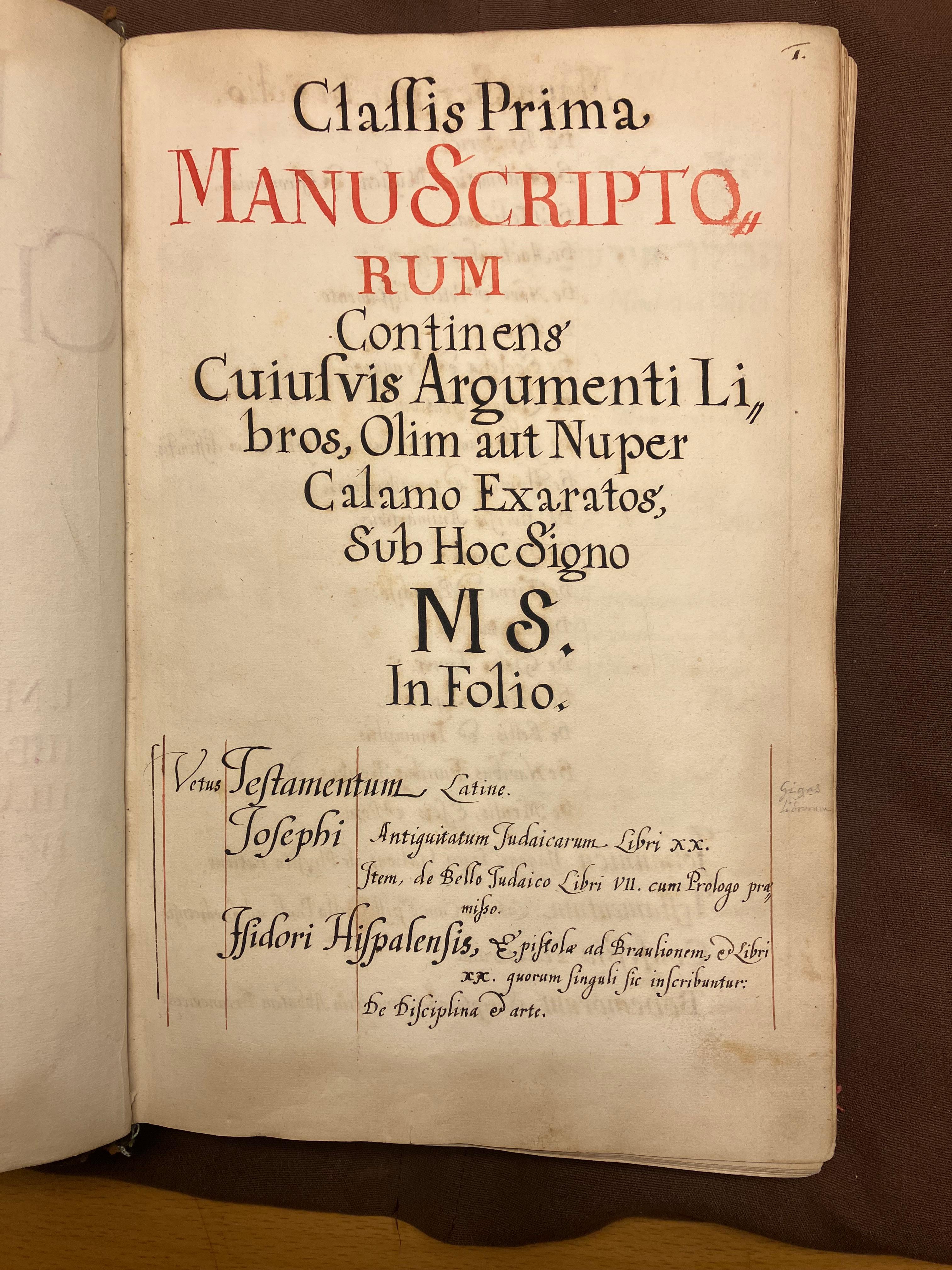 Färgfoto av gulnad sida med text i rött och svart på latin