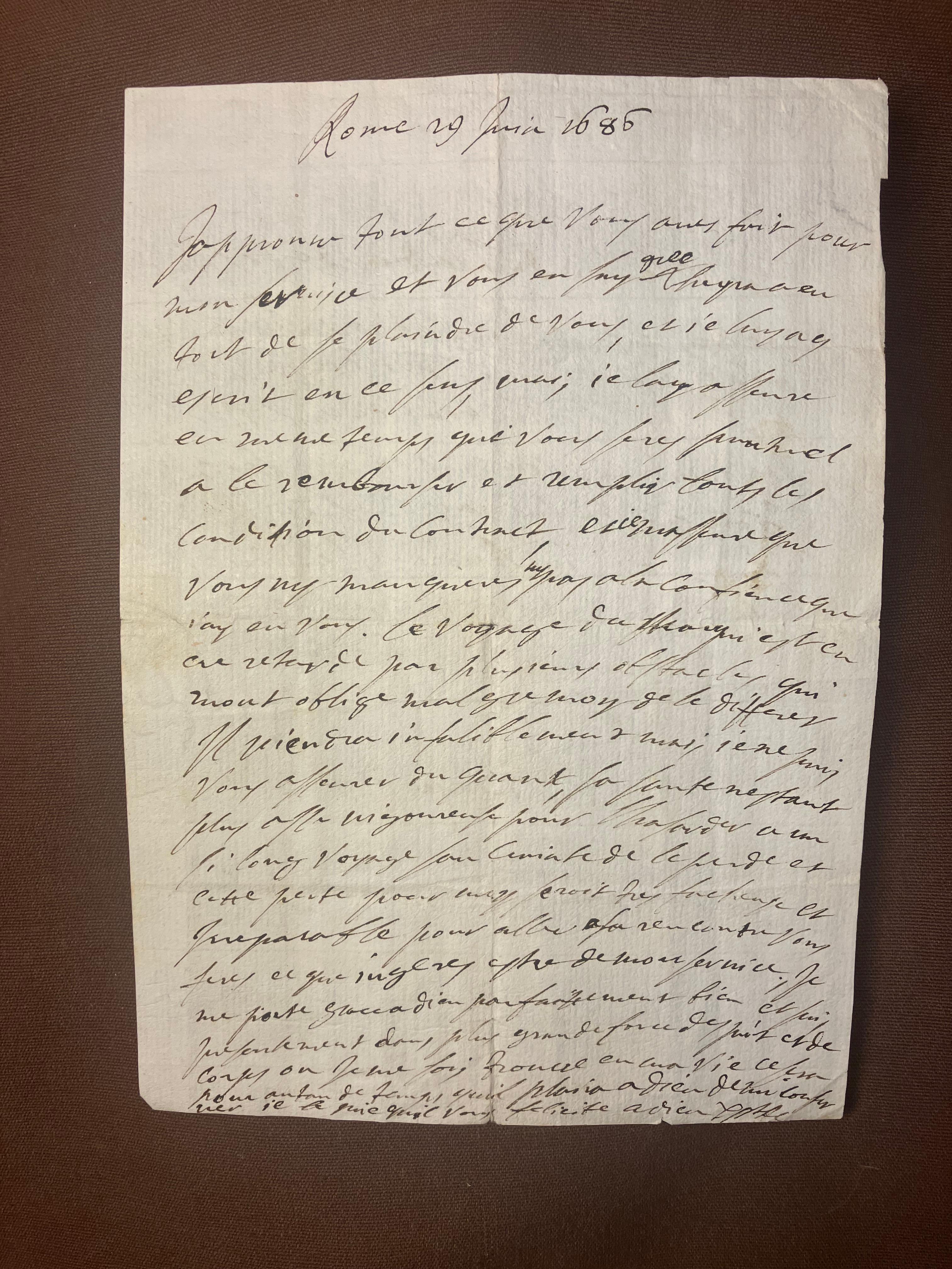 Färgfoto av papper med brevtext som skrivits med jämn handstil