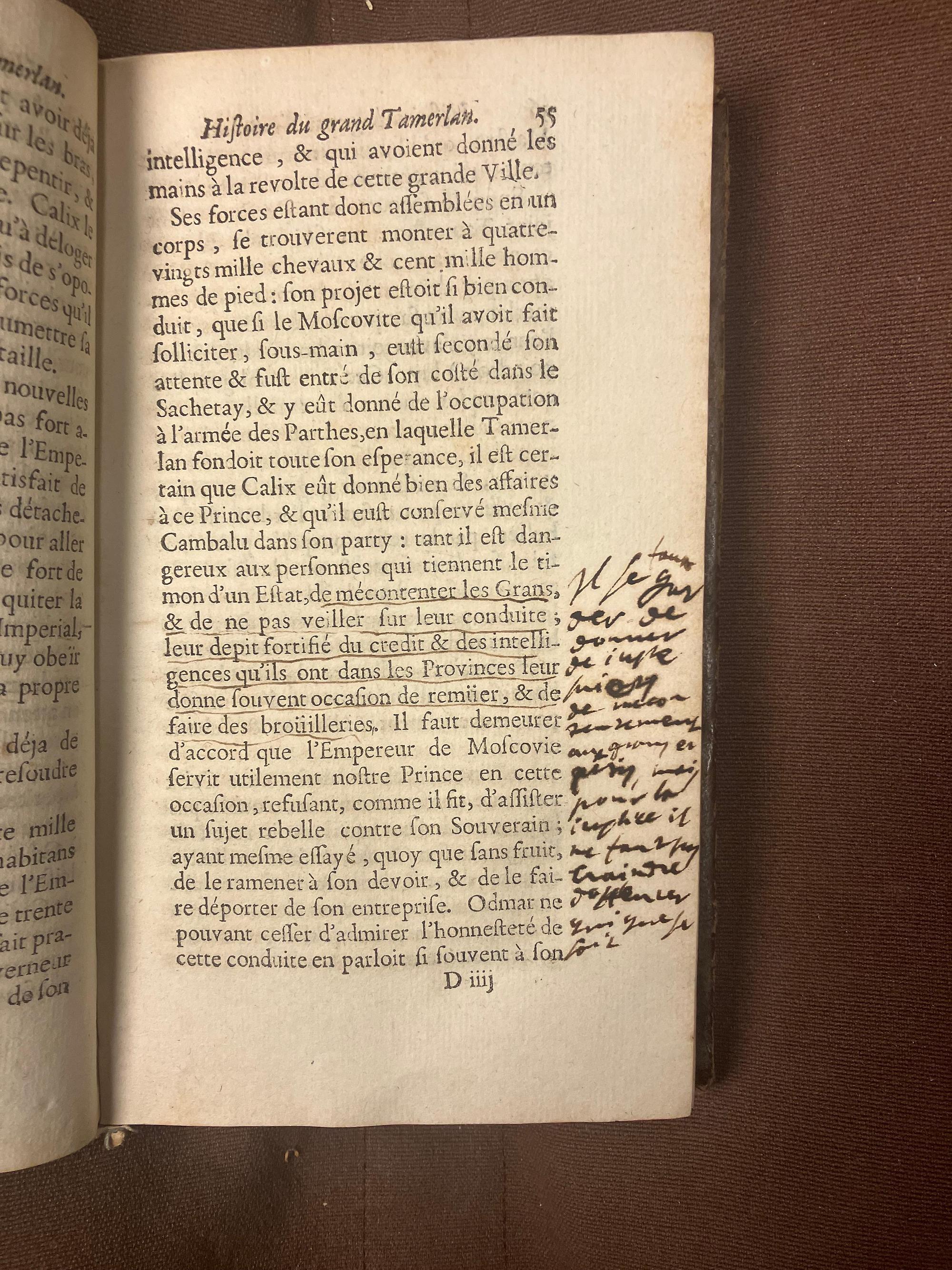 Färgfoto av gulnad sida med tryckt text med marginalanteckningar