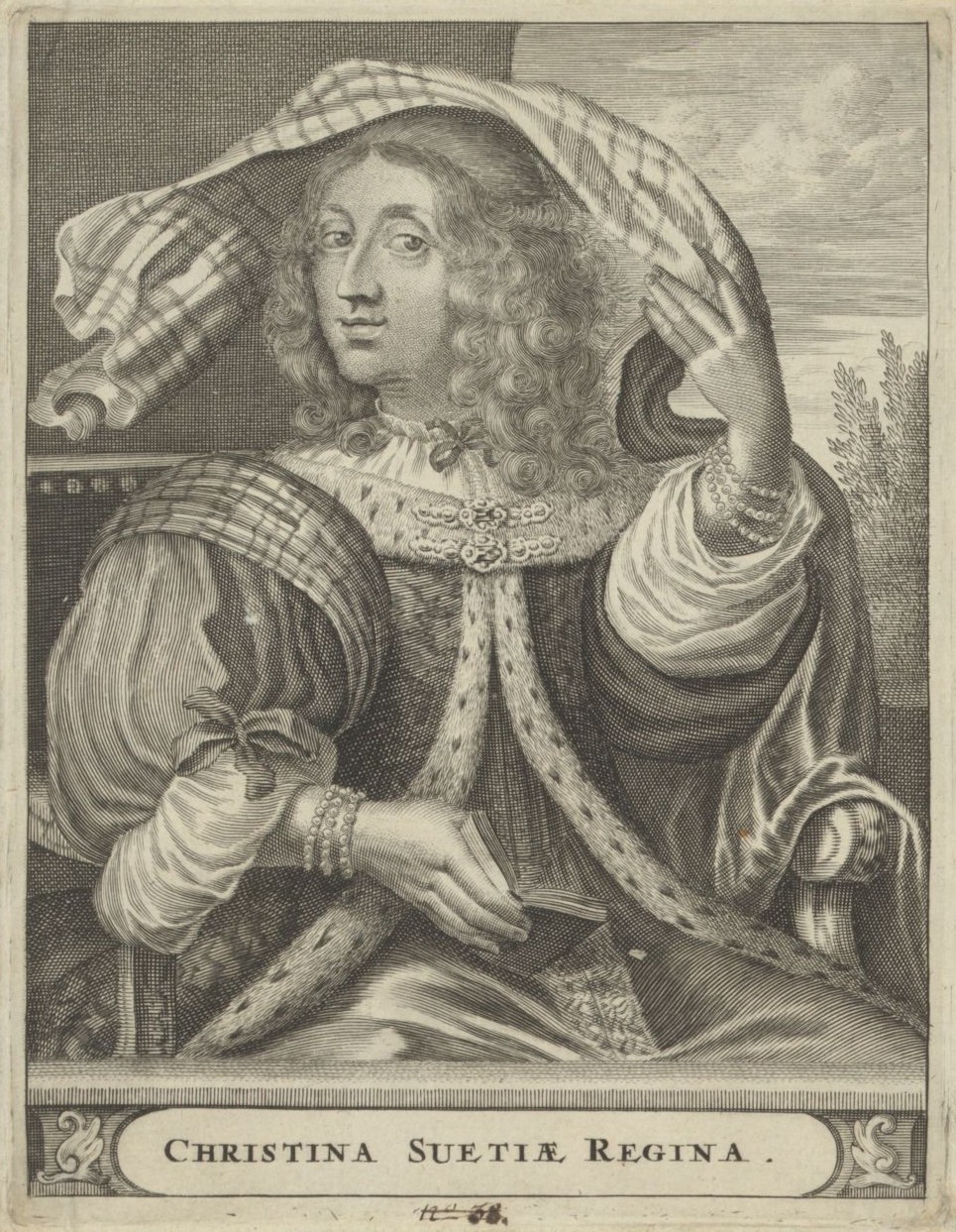 Svartvit gravyr föreställande drottning Kristina som sitter i en karmstol framför ett fönster. I ena handen håller hon en öppen bok, med den andra handen håller hon upp ett rutigt tyg som fladdrar i vinden.