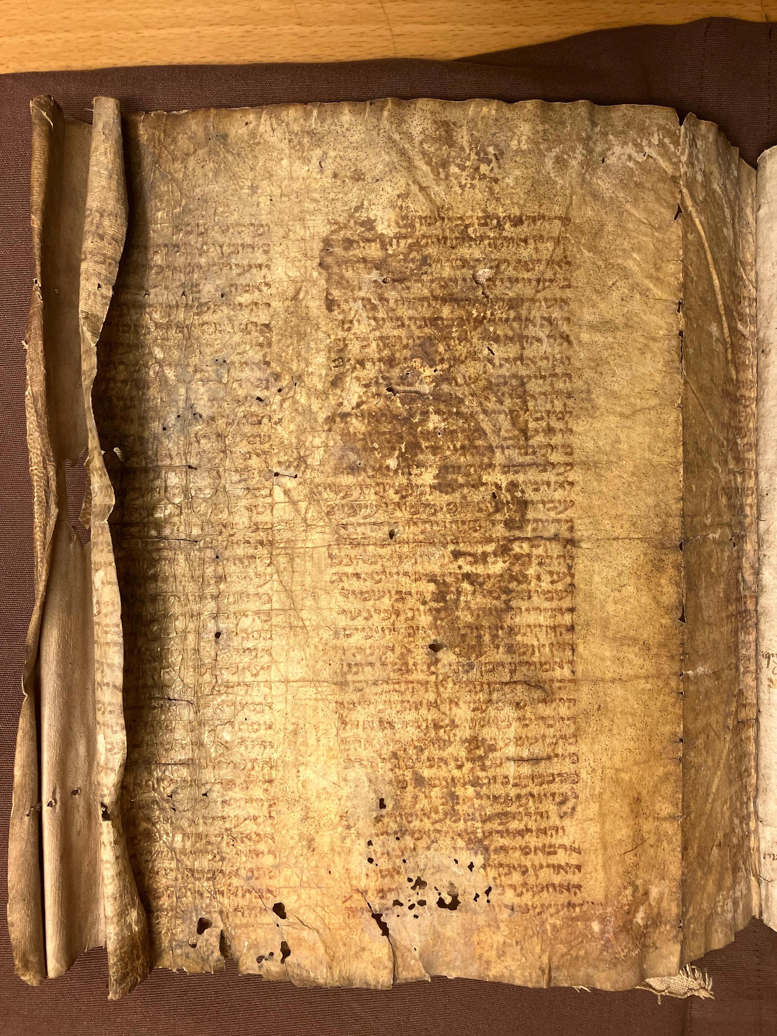 Färgfoto av gulnad, sliten sida med skriven text