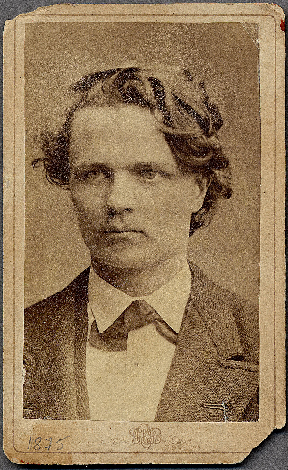Porträttbild av en ung man i kavaj.