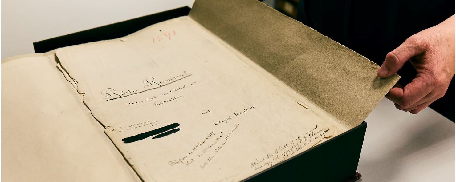 Första sidan till manuskriptet till August Strindbergs Röda rummet ligger uppslaget i en förvaringslåda. 