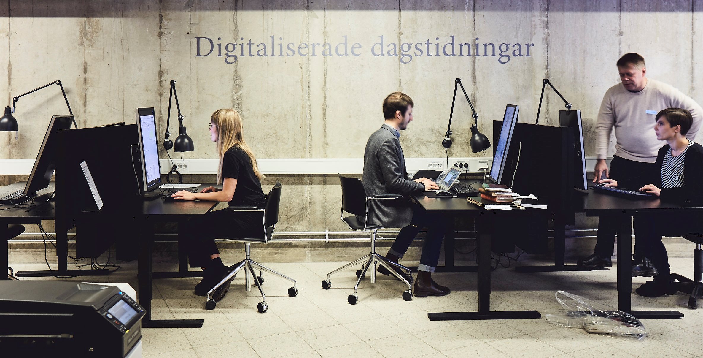 Besökare studerar digitala dagstidningar. Foto: Per & Per Fotograf AB
