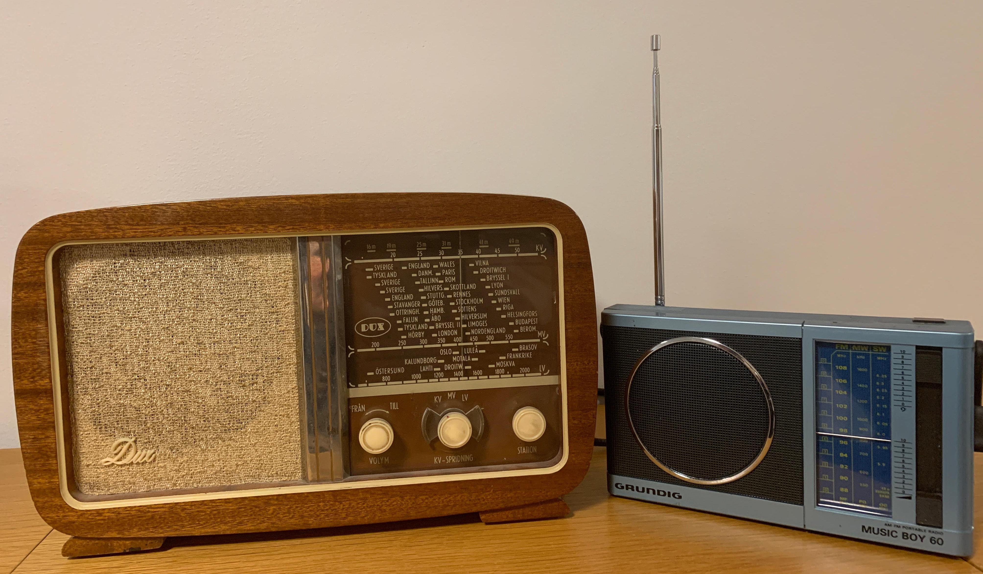 Två äldre radioapparater av märkena Dux och Grundig som ingår i KB:s samlingar. Bild: KB