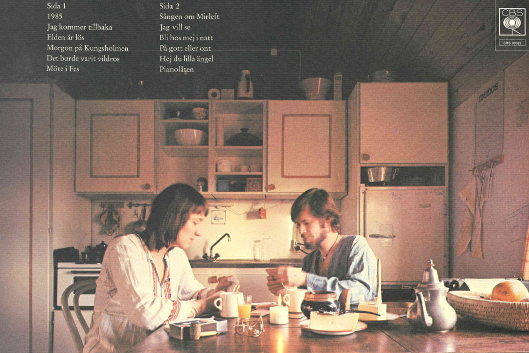 Baksidan av LP:n Medvind, 1974. James Hollingworth och Karin Liungman ses här äta frukost
