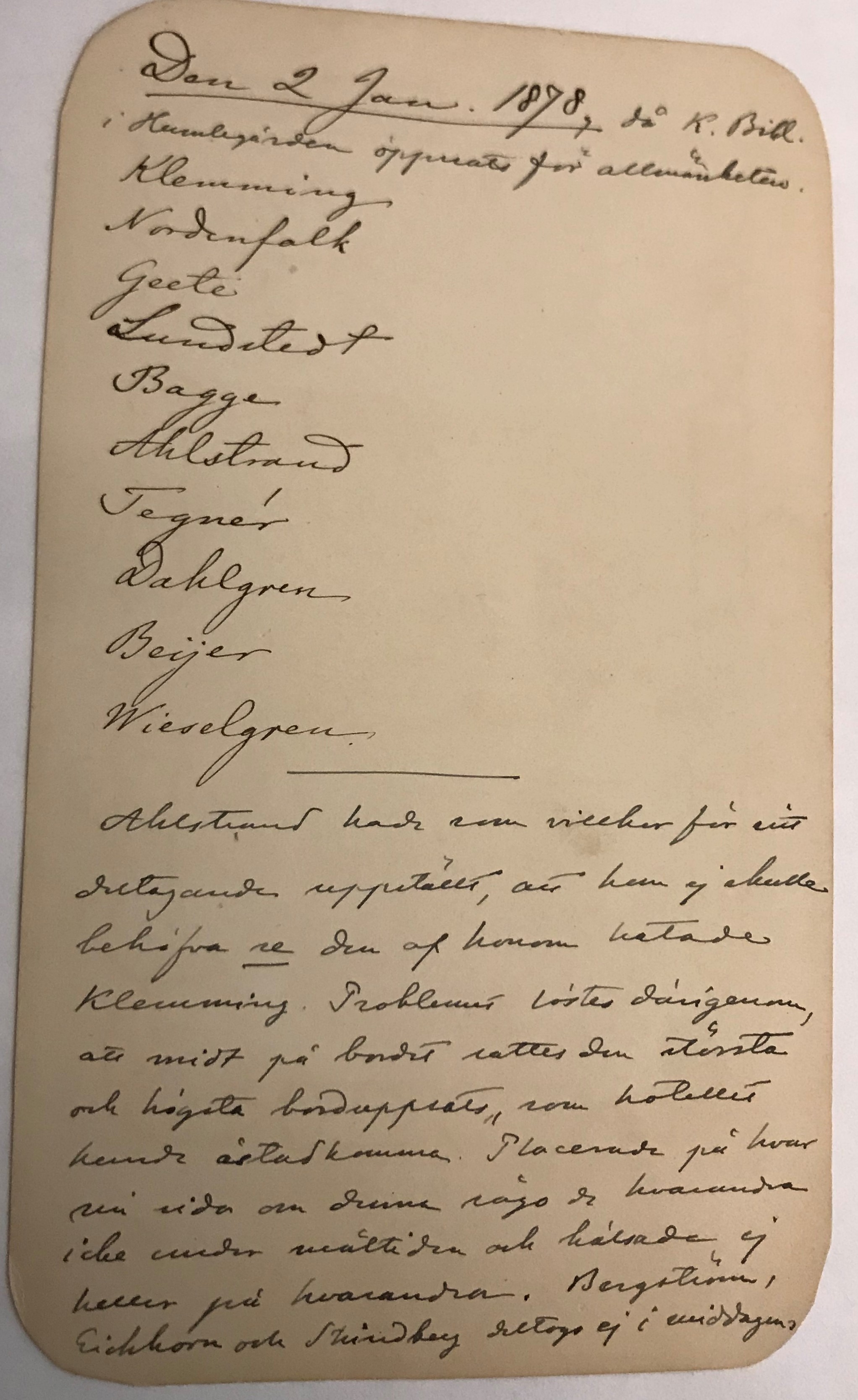 Handkskriven text i bläck på ett litet ark, överst en rubrik och en lista med namn därefter en längre kommentar.