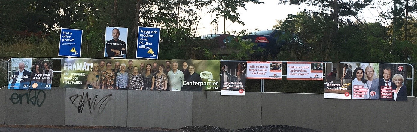 Moderna valaffischer uppsatta på en mur utomhus