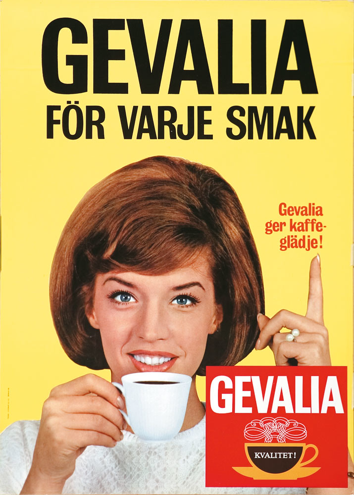 Gevaliareklam med Lill-Babs. Grafisk ansiktsbild där hon håller en kaffekopp mot munnen och håller upp ett finger. Gul bakgrund. Texten lyder: Gevalia för varje smak. Gevalia ger kaffeglädje!
