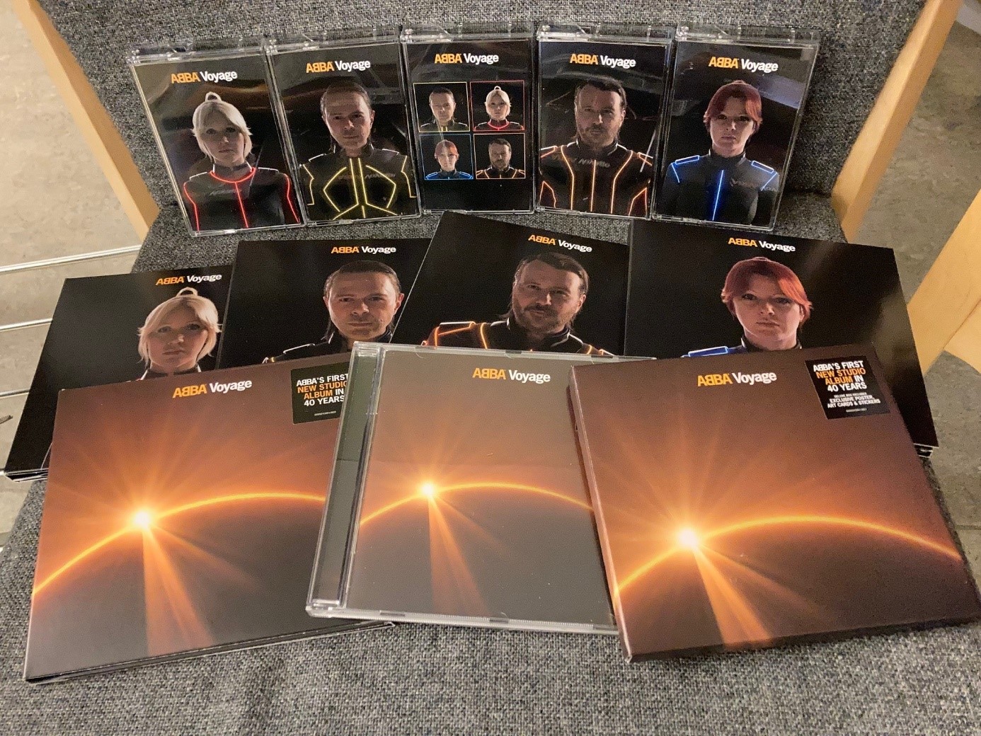 På bilden ses några av utgåvorna av skivan Voyage som levererats till KB. På bilden ses CD-skivan och  kassetten i olika utföranden och därmed olika utgåvor.