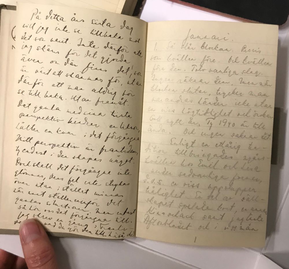 Två handskrivna sidor med tät text på linjerade rader, den ena i bläck och den andra i blyerts.