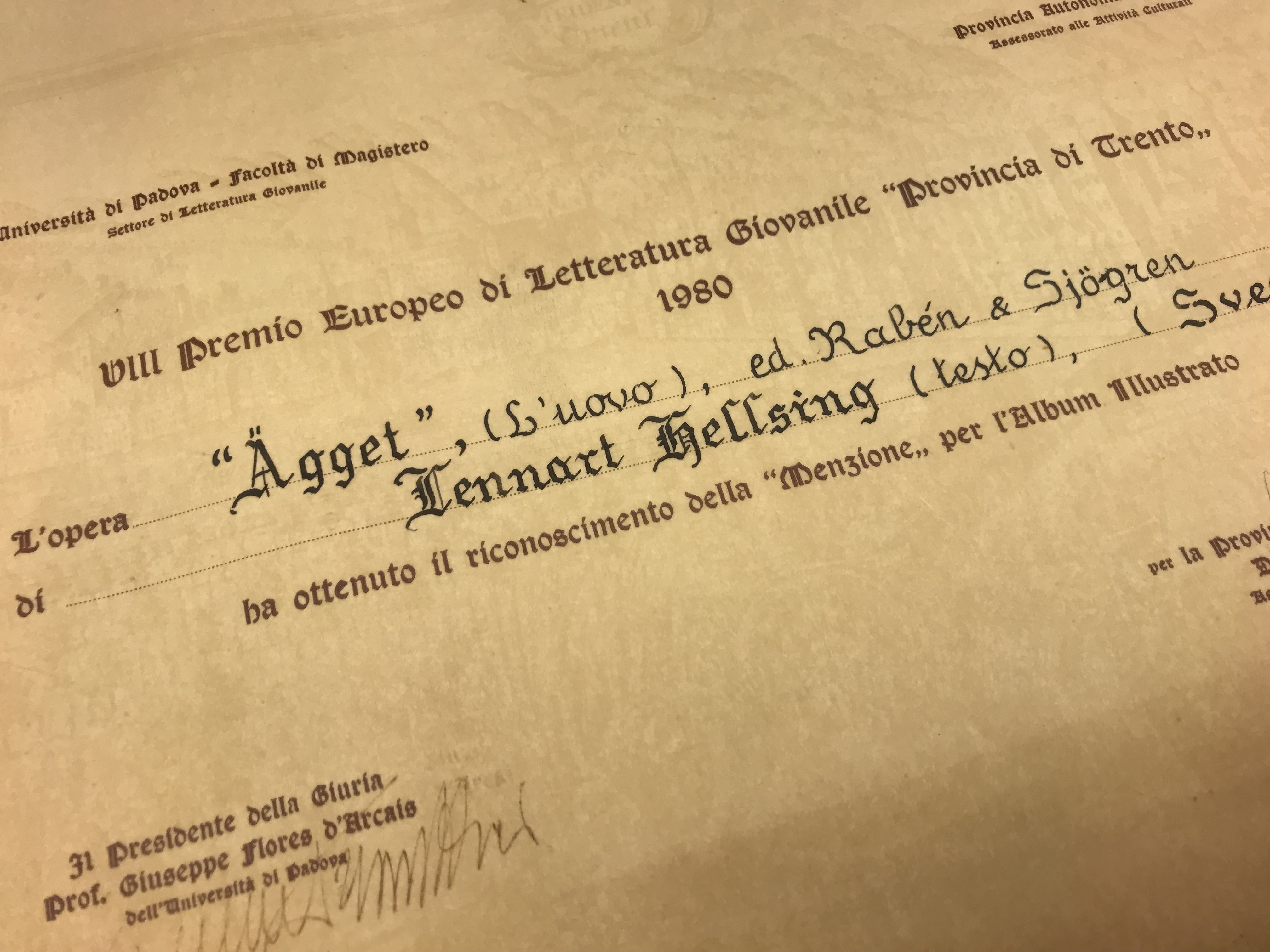 Närbild av ett italienskt diplom utfärdat 1980 till Lennart Hellsing för boken Ägget.