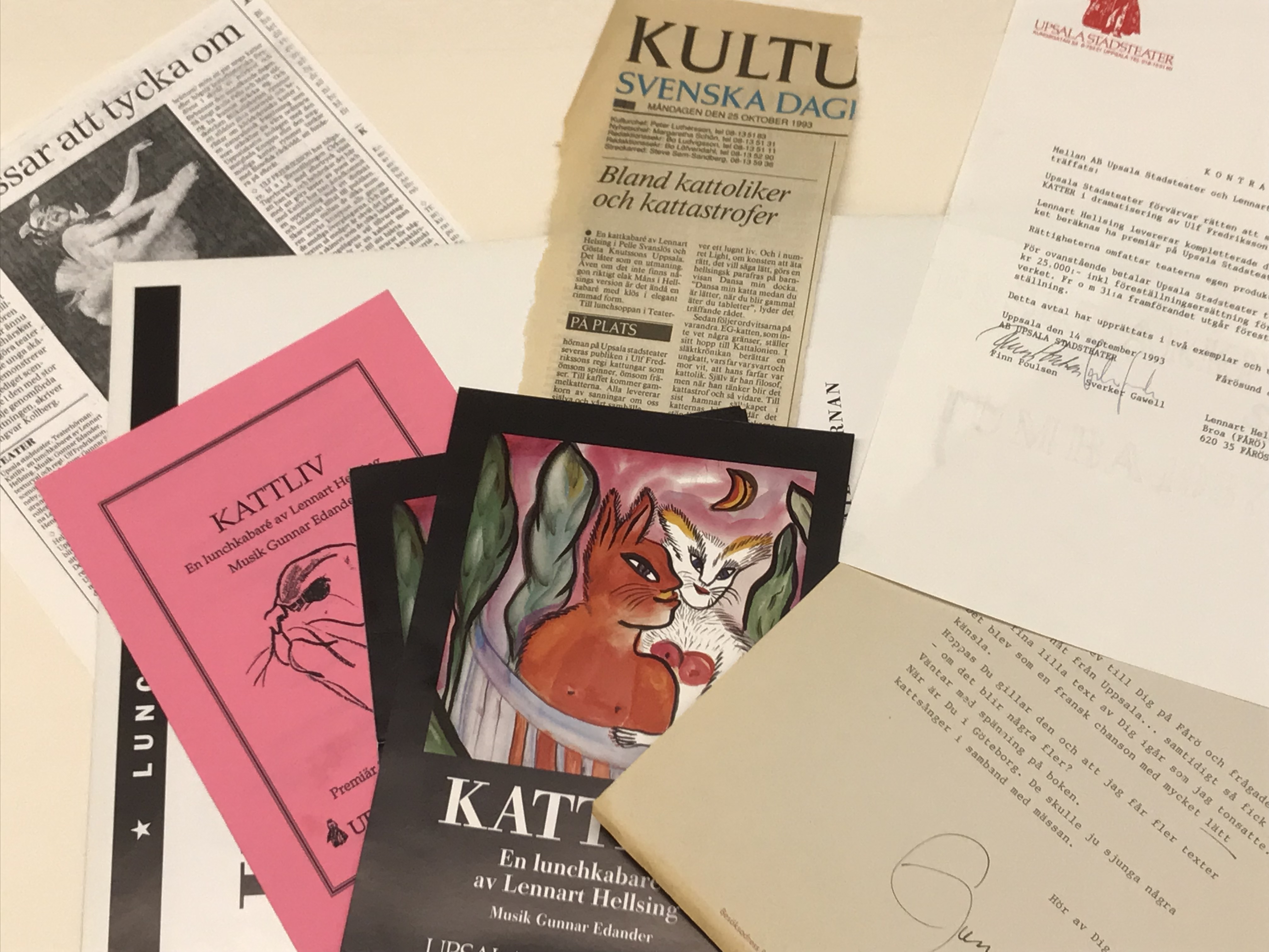 Bilden visar maskinskrivna brev, pressklipp och trycksaker rörande lunchkabarén Kattliv från 1993.