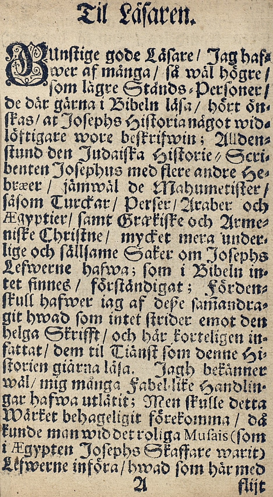 Frakturstil, gotiska bokstäver, på gult lumppapper. Text: Till läsaren.