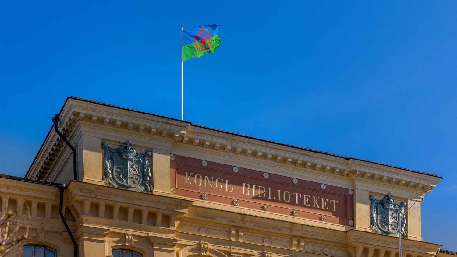 Kungliga biblioteket som flaggar med romsk flagga.