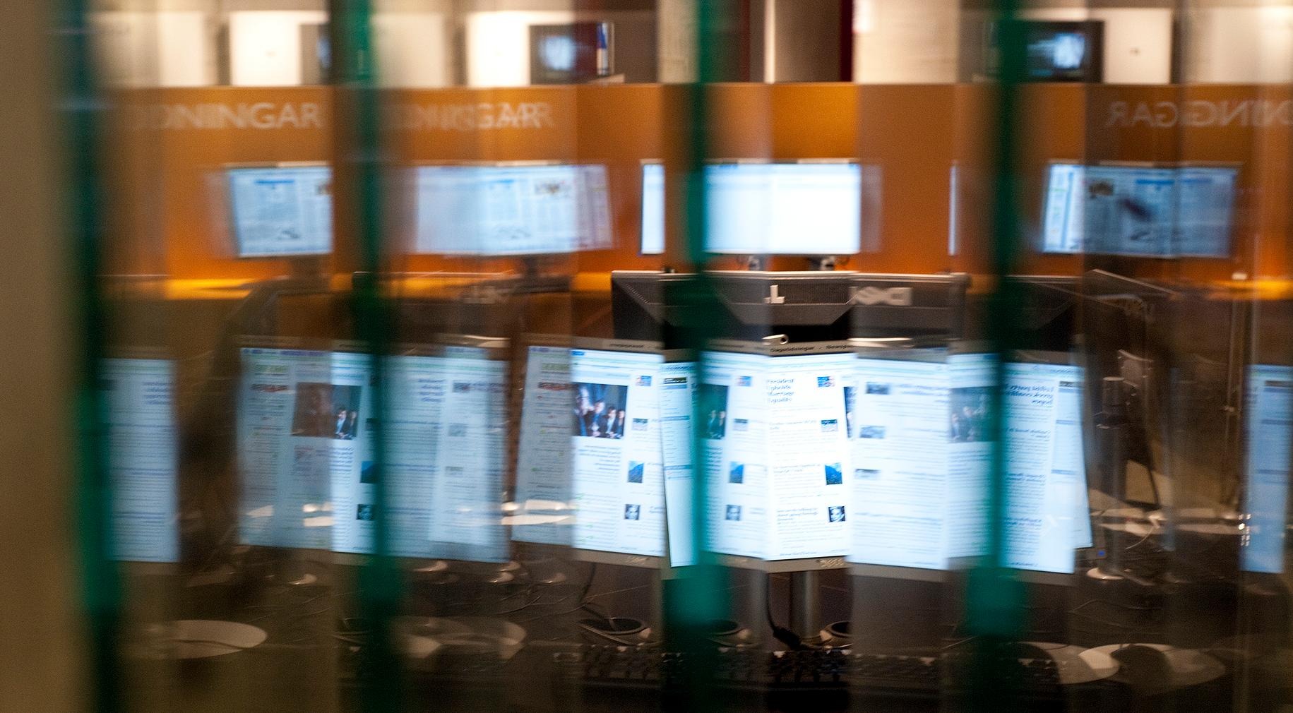 En suddig bild på datorer i ett bibliotek