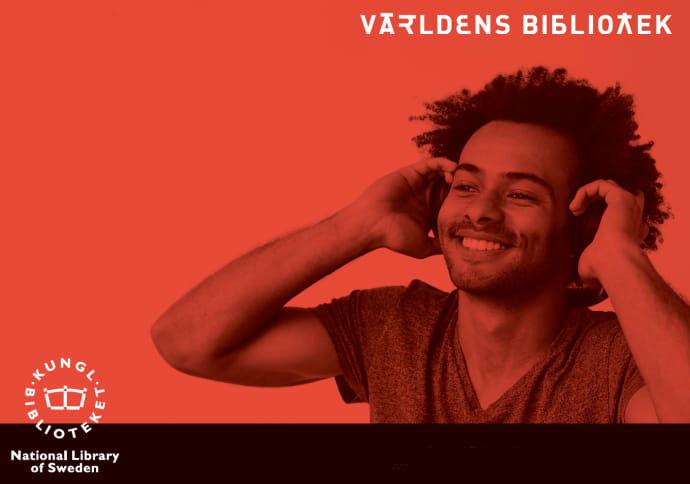 Leende man med hörlurar mot röd bakgrund.
