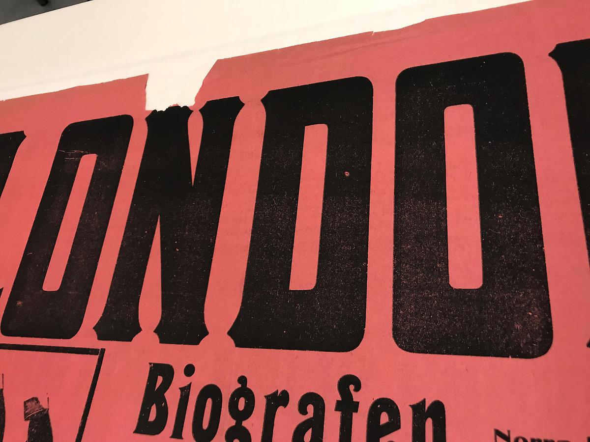 Detalj av en skadad affisch. Foto: KB