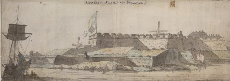 Segelfartyg med svenska flagga i förgrunden, bakom ses vattnet som omger en stenfästning.