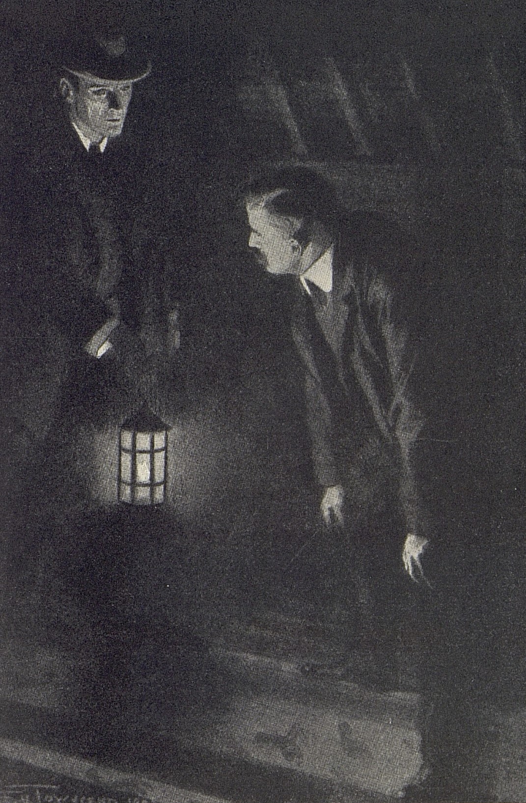 Mörkt rum. Holmes till vänster med tänd lykta i handen, Watson till höger lätt nerböjd.