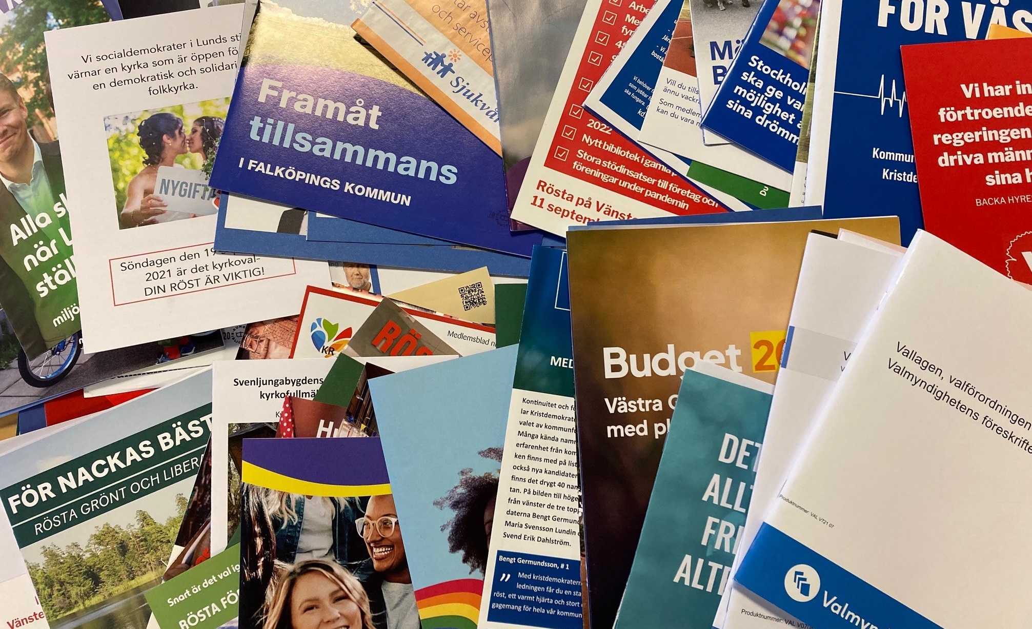 Valinformation från partier och myndigheter ligger på ett bord