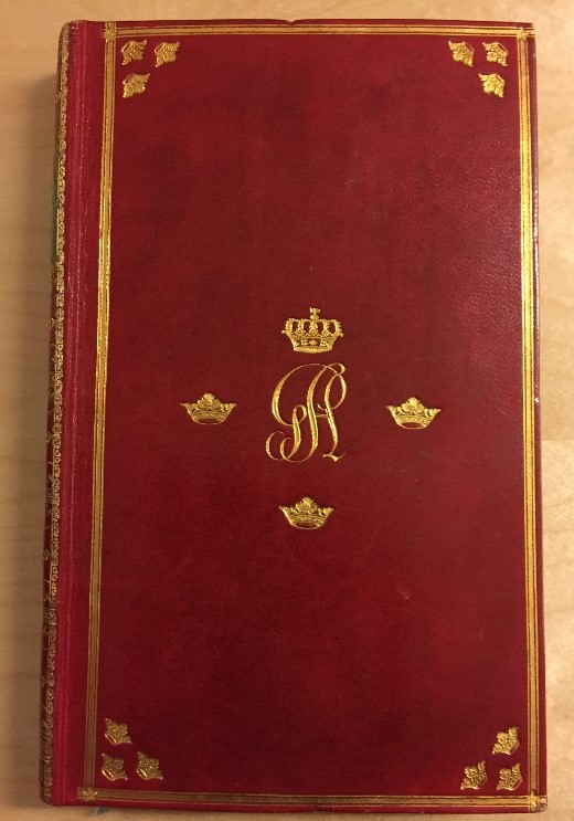 Bok med röd pärm med guldtryck.