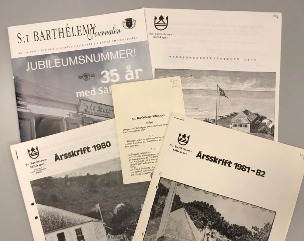 Fyra tryckta tidningar och skrifter med svartvita omslagsbilder, i mitten en liten trycksak med paragrafer.