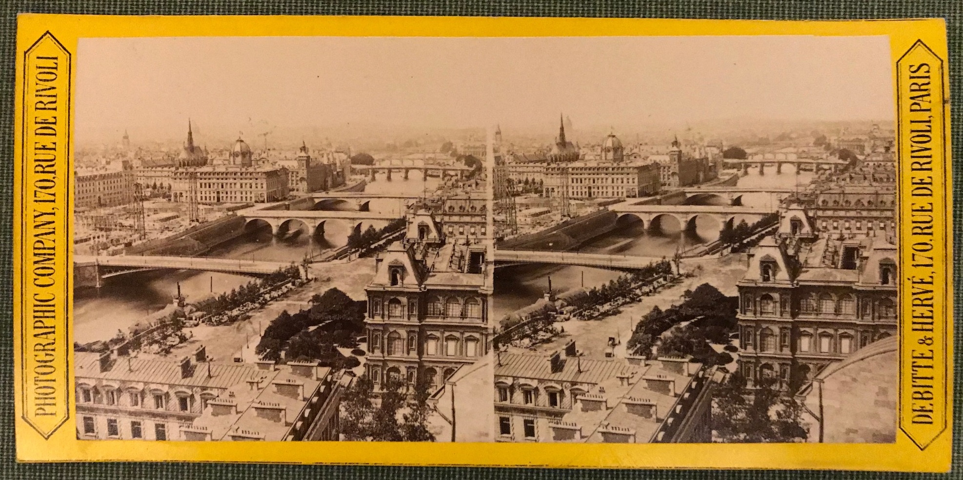 Vy över en del av Paris där sex av stadens broar syns över floden Seine