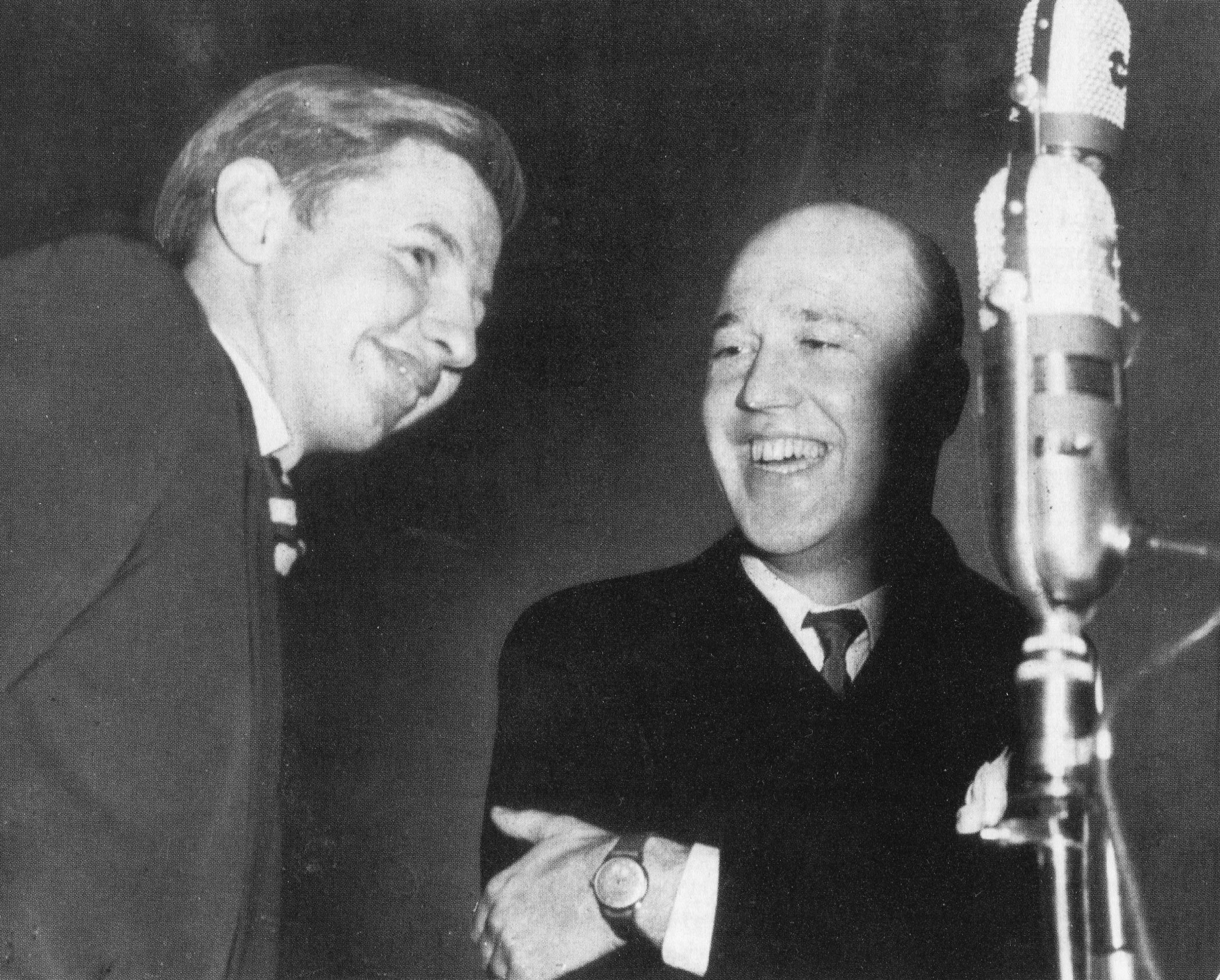Snoddas Nordgren är gäst hos Lennart Hyland i Karusellen 1952. Inspelningen skedde i Karlaplansstudion på Östermalm.Pressens bild.