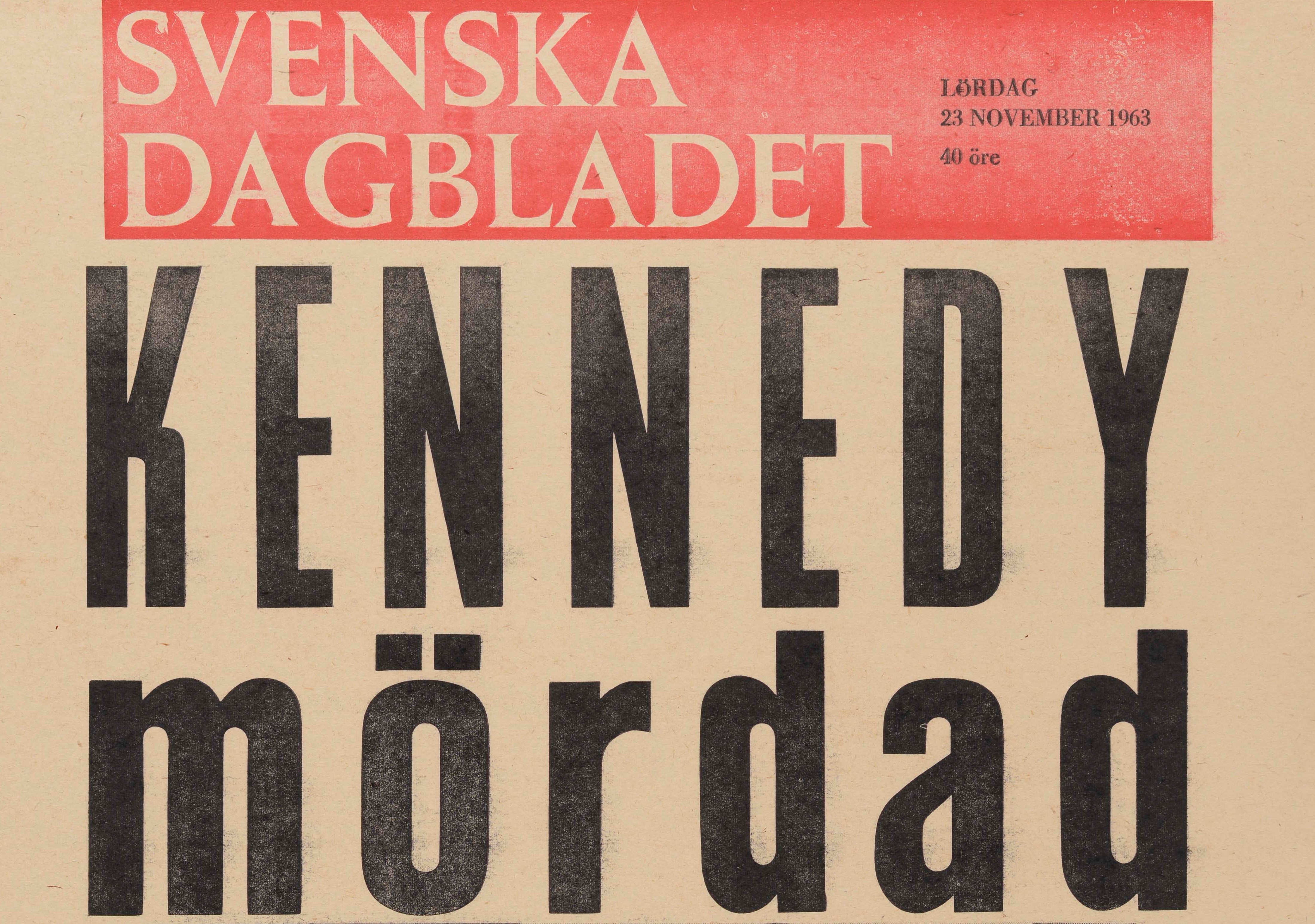 Löpsedel i vitt, rött och svart. Text: Kennedy mördad.