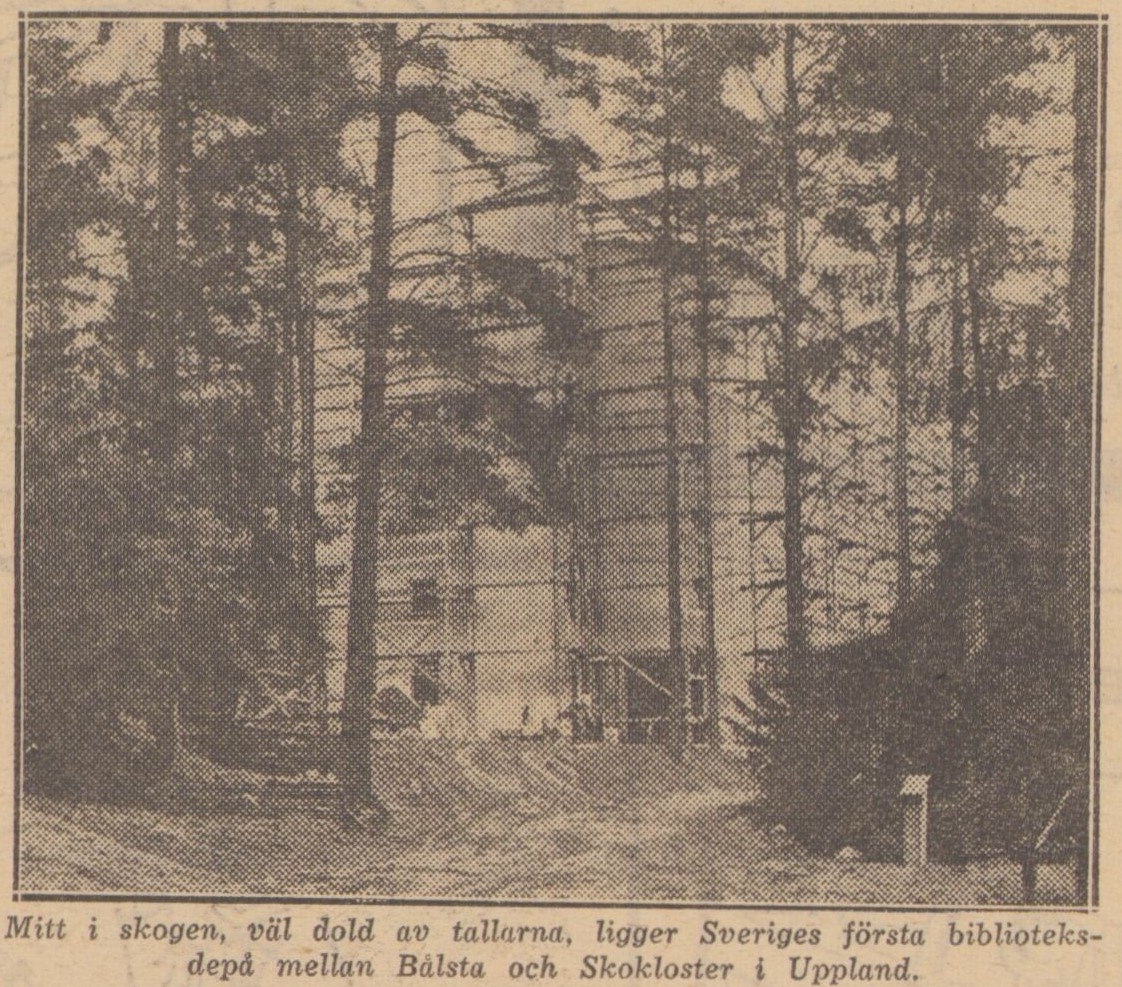 Svartvit tidningsbild på biblioteksdepån omgiven av byggnadsställningar och träd. 