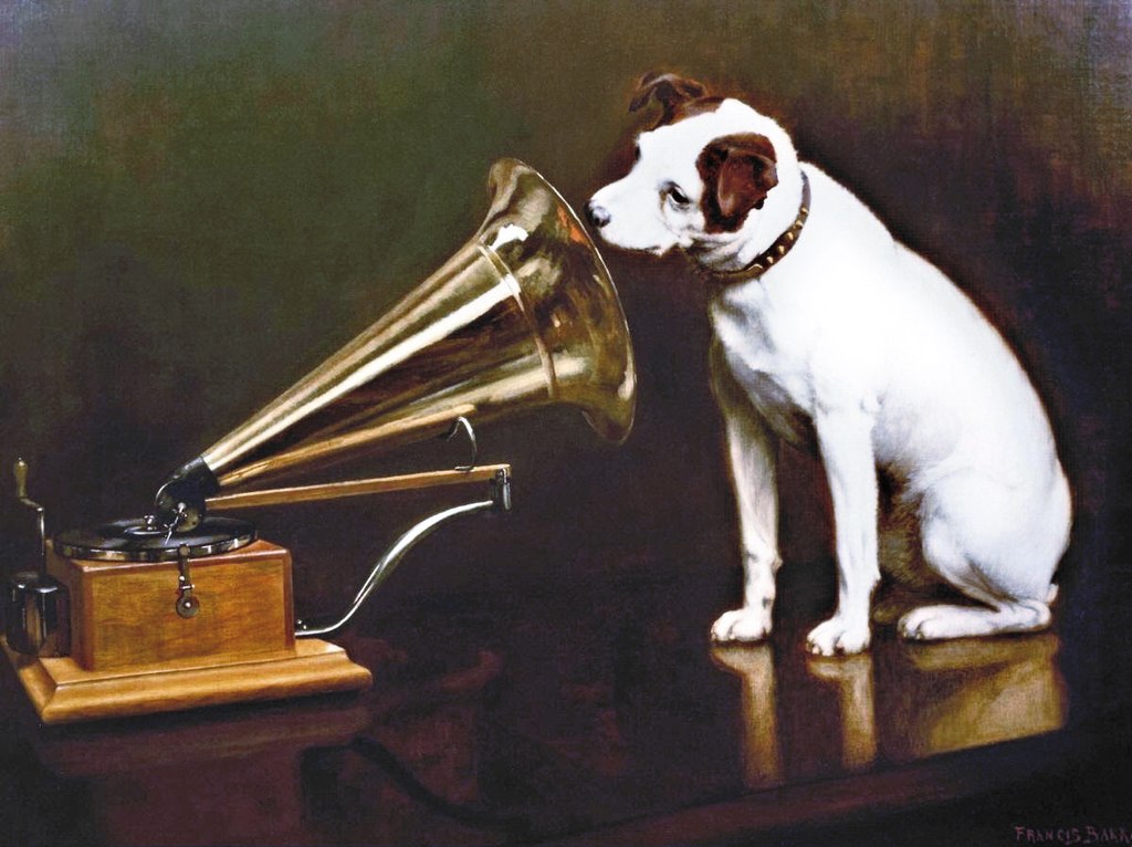 Illustration av en vit hund som lyssnar på en grammofonspelare.
