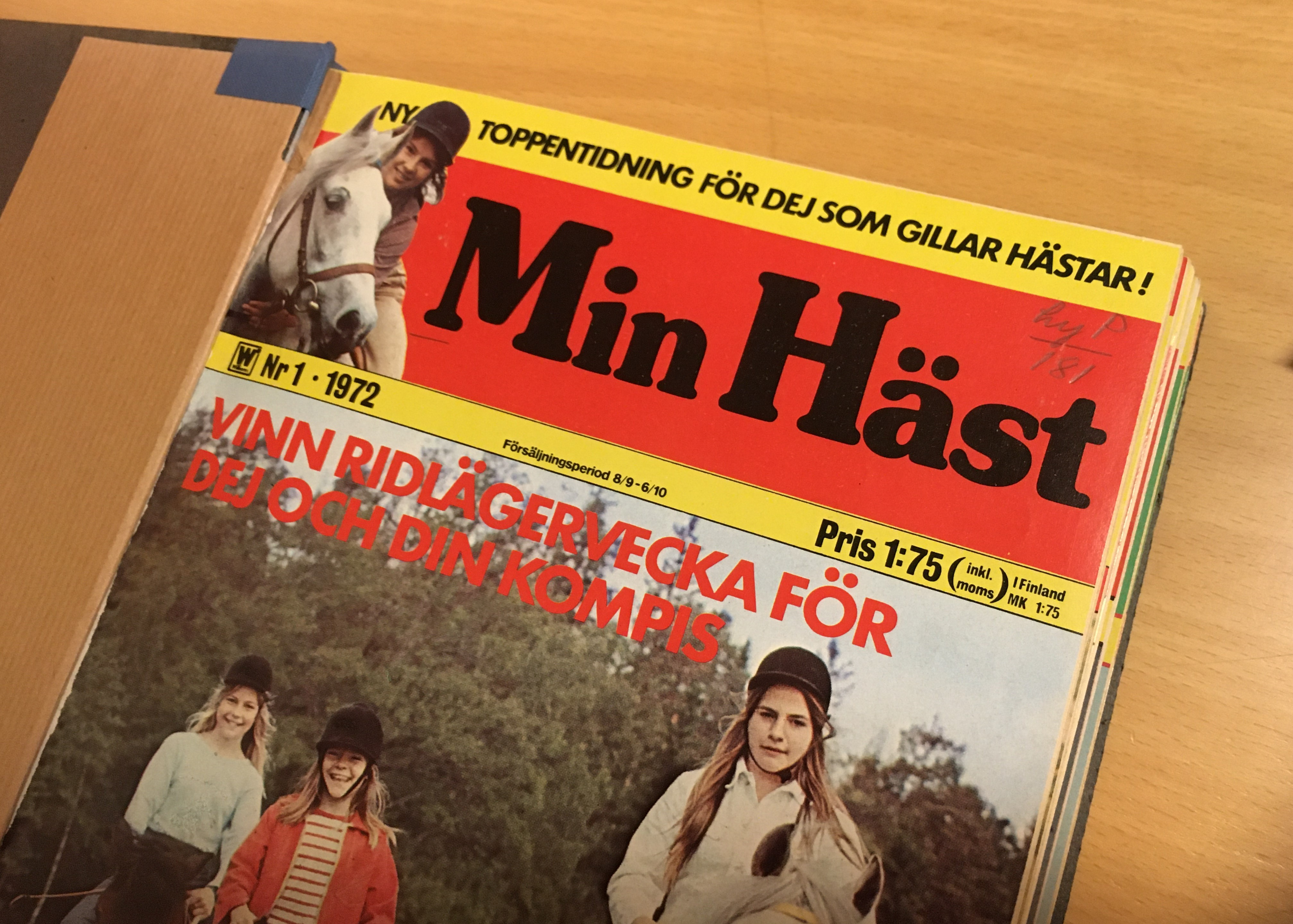 Övre halvan av ett tidskriftsomslag i färg, bundet i en volym. På omslaget syns flera flickor som rider på hästar.