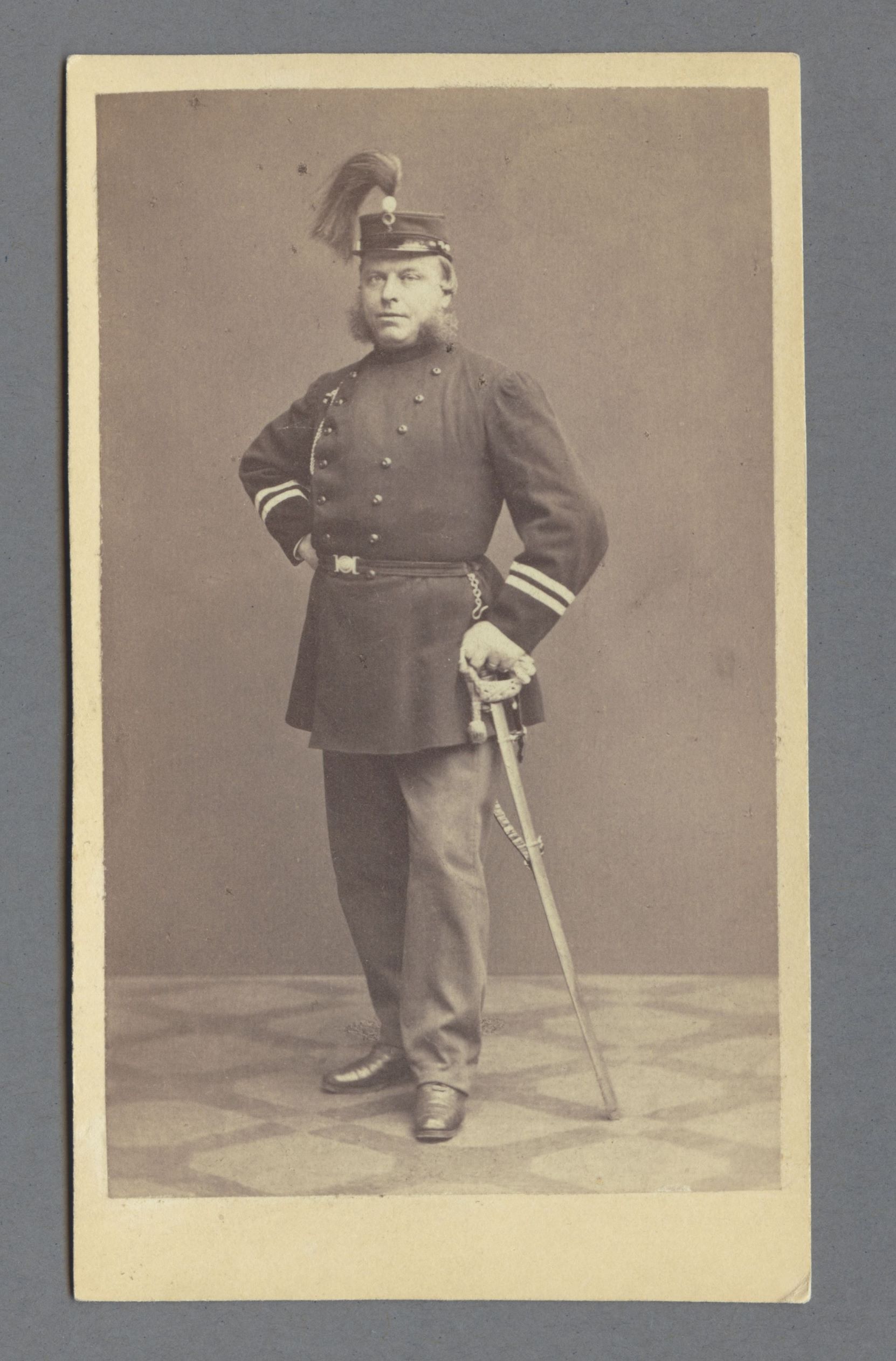 Porträtt av Gustaf Fris i helfigur iklädd uniform och mössa med plym samt hållandes en värja.
