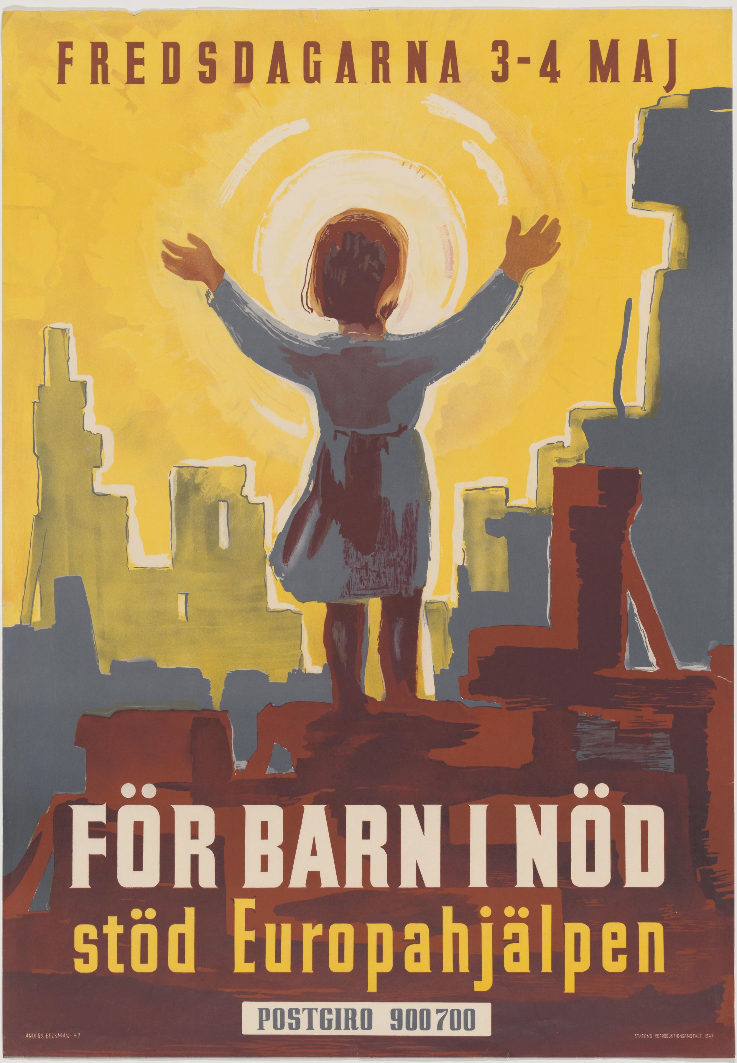 Ett barn med uppsträckta armar stående bland ruiner i motljus