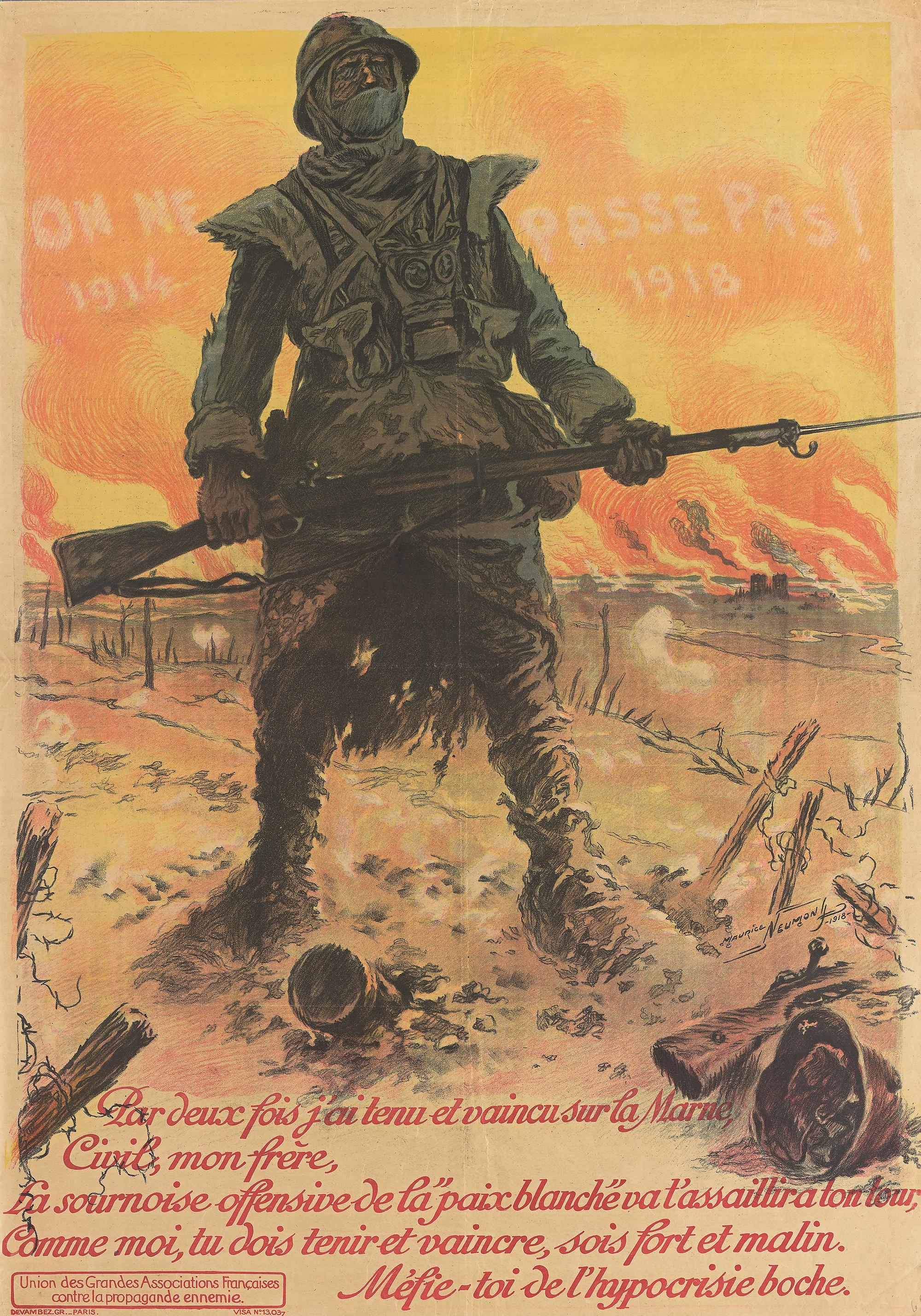 En soldat med sliten utrustning står vid frontlinjen med blicken vänd mot betraktaren. 