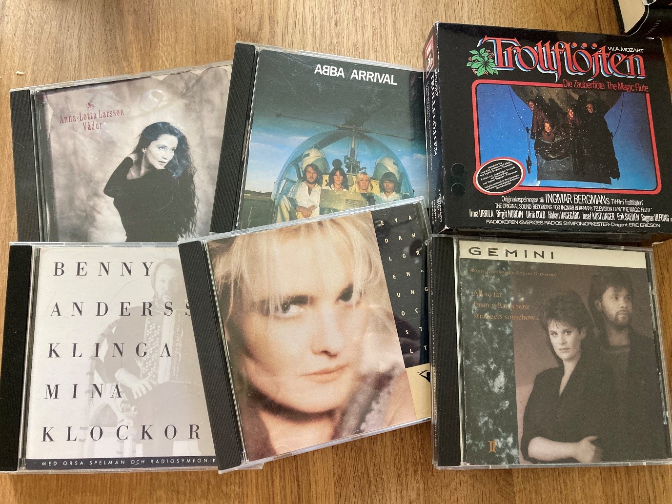 Sex CD-omslag med svenska artister upplagda på ett bord