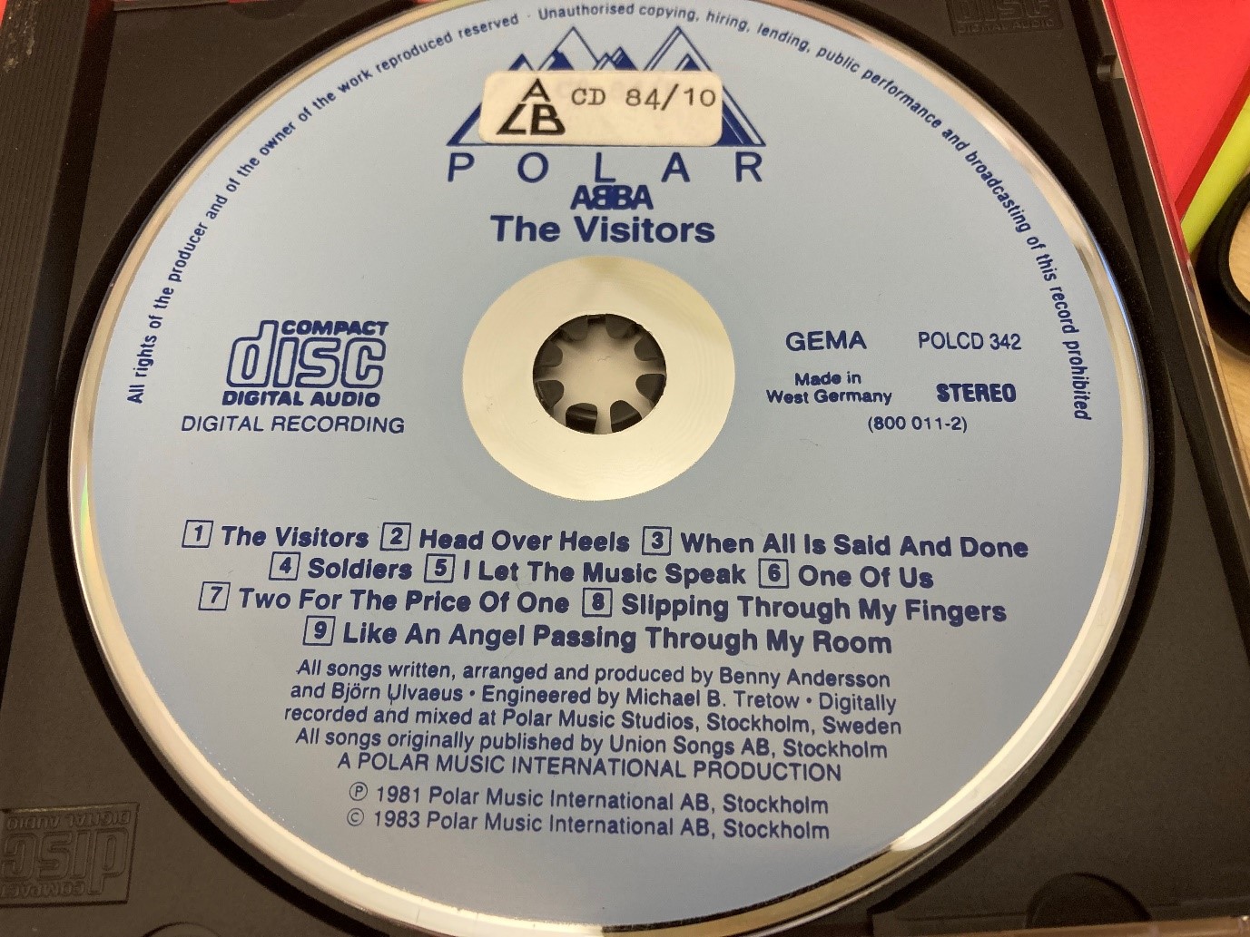 CD-skiva ABBA The visitors med etikett med arkivnummer