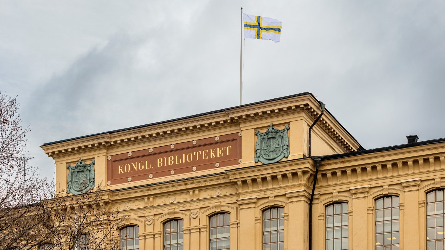 Kungliga biblioteket som flaggar med sverigefinska flaggan.